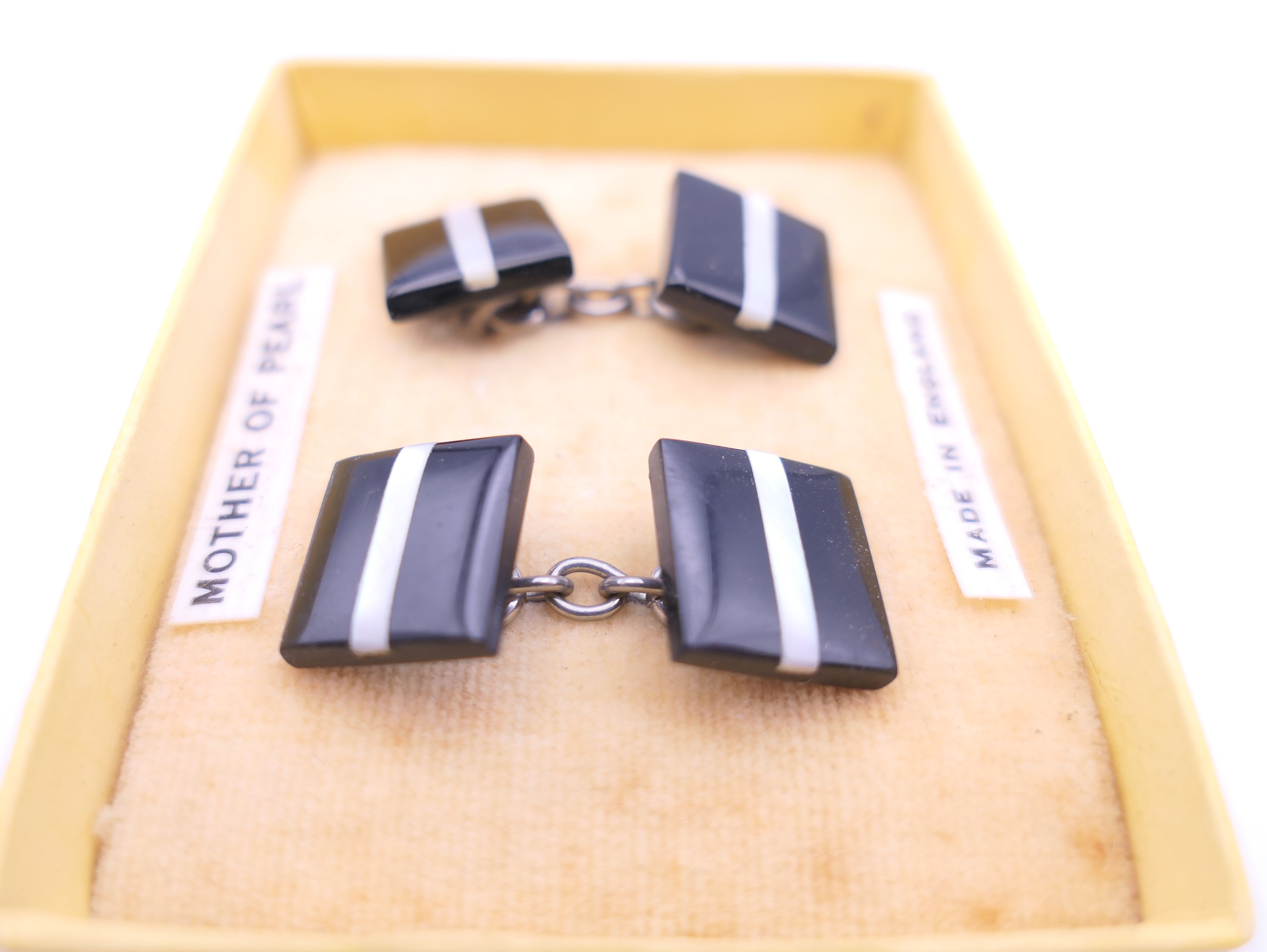 A pair of mother-of-pearl set cufflinks. 1 x 1 cm. - Image 3 of 3