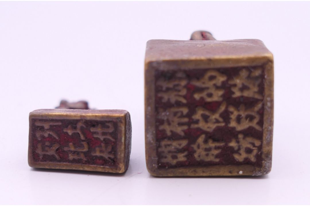 A small bronze double seal formed as tortoise and dragon. 3 cm high. - Image 3 of 4