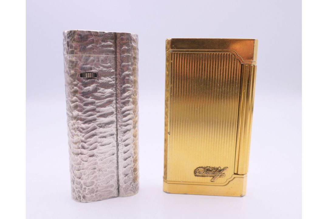 A Dunhill lighter and a Davidoff lighter. The former 6.5 cm high. - Image 1 of 9