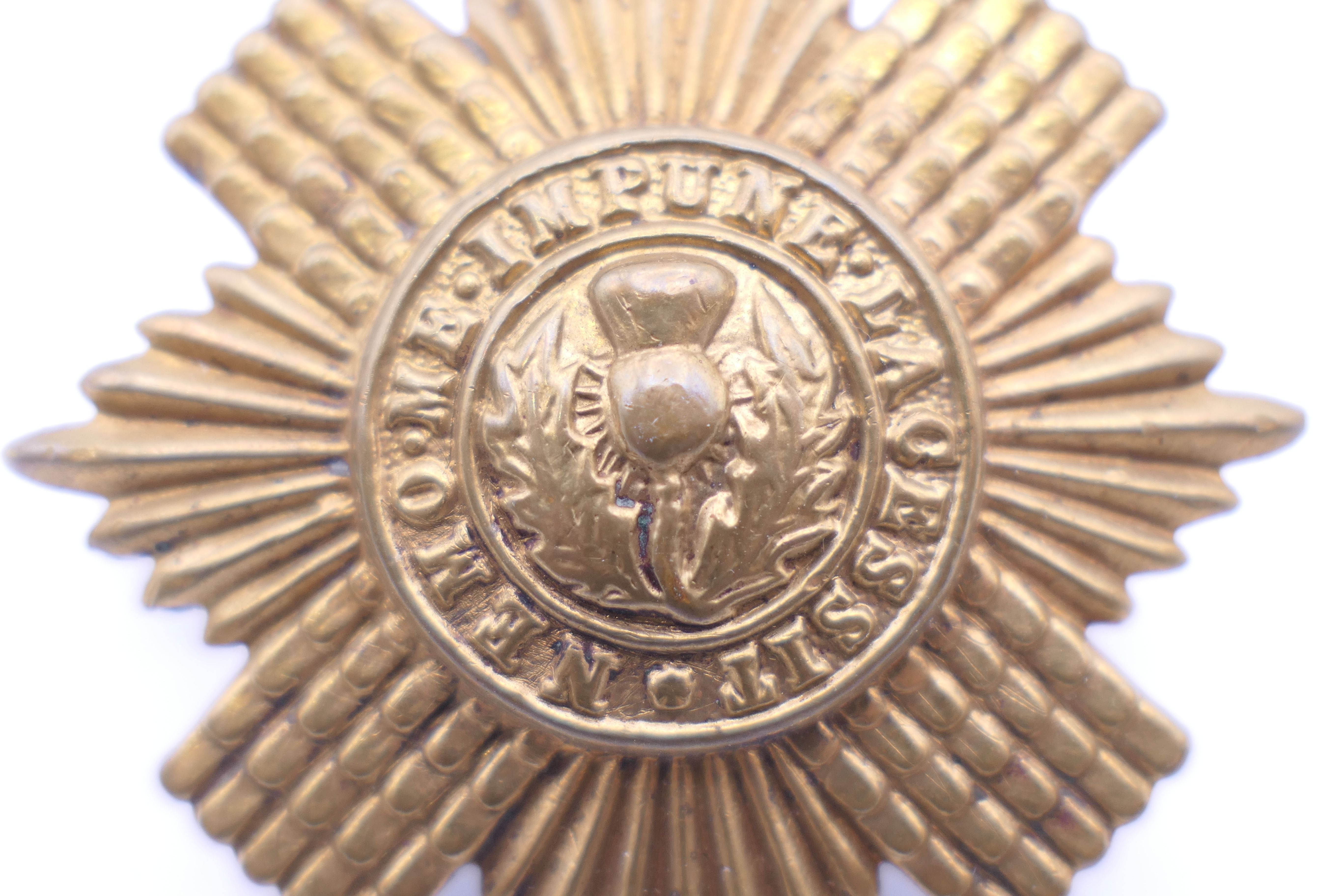 A military cap badge. 4.25 cm diameter. - Image 2 of 3