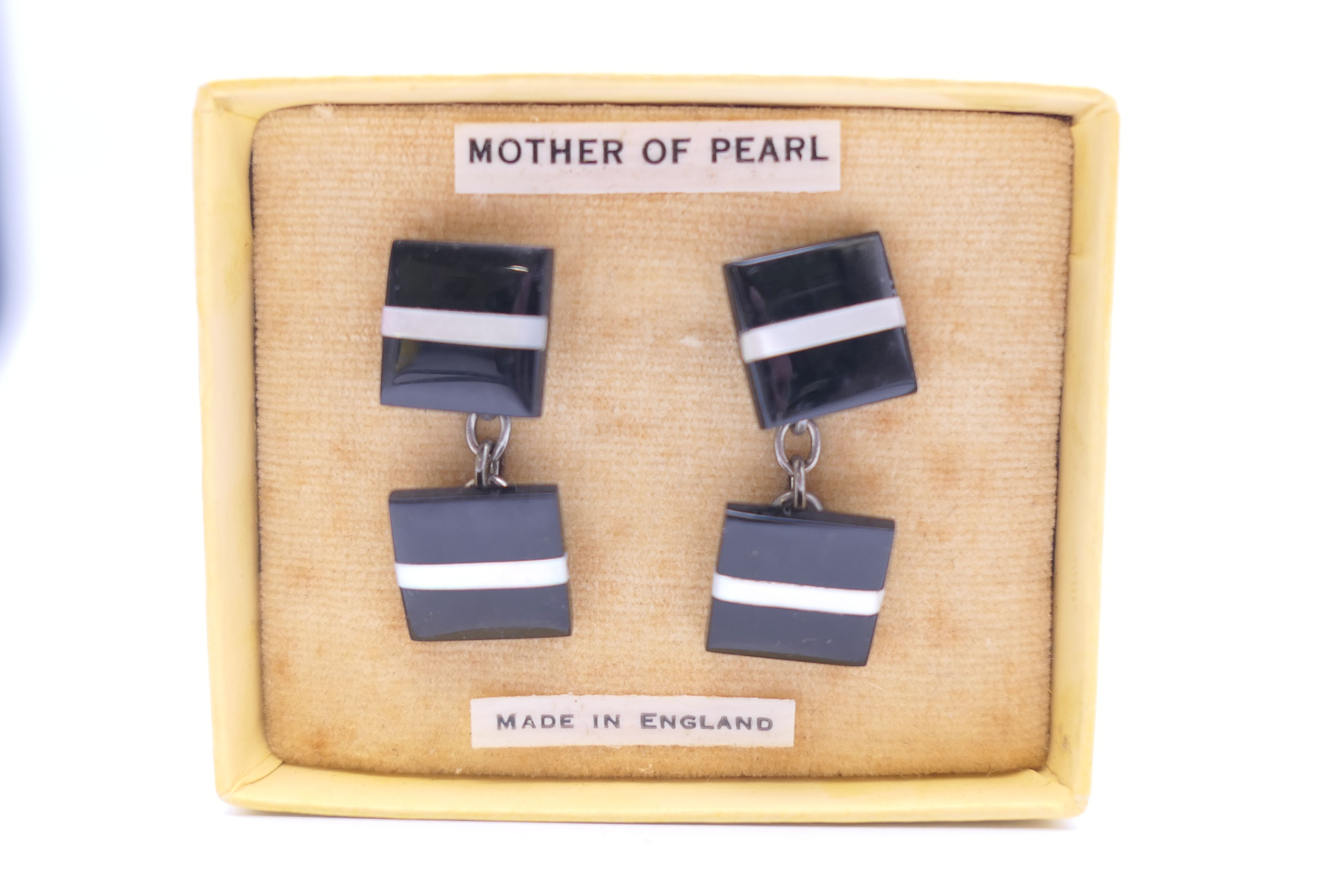 A pair of mother-of-pearl set cufflinks. 1 x 1 cm.