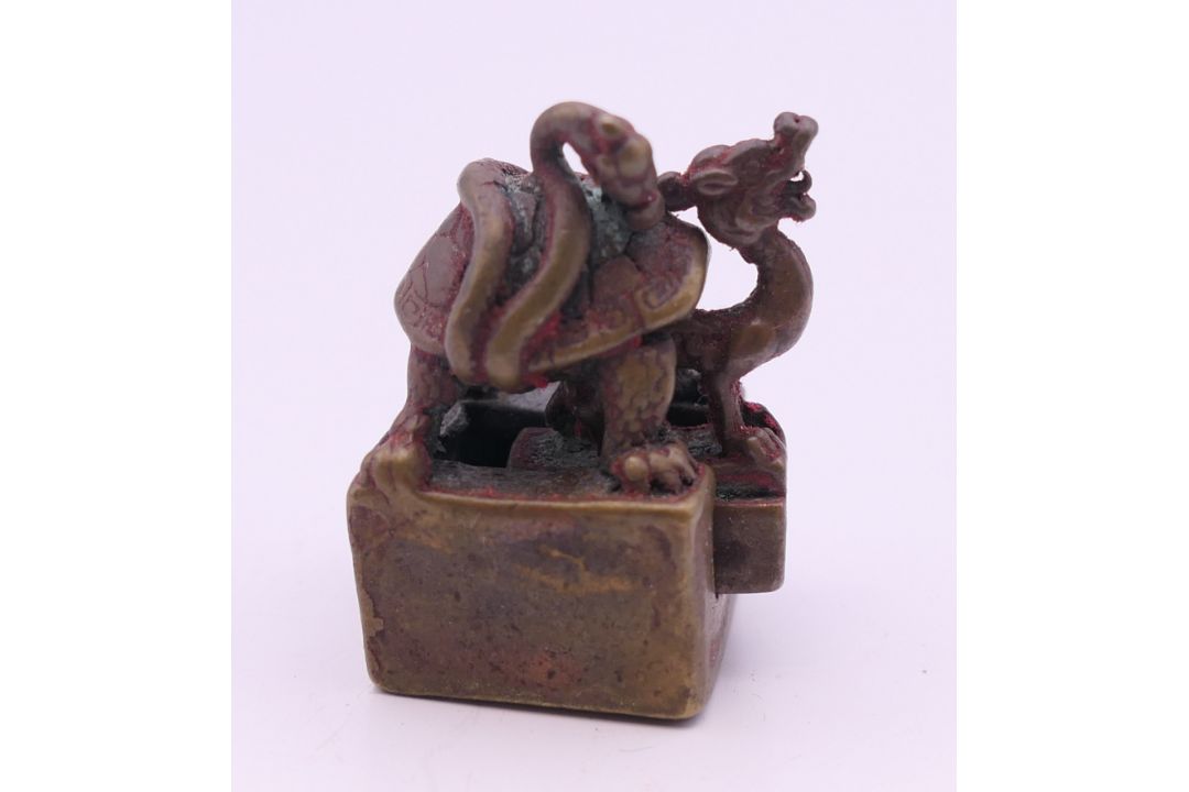 A small bronze double seal formed as tortoise and dragon. 3 cm high. - Image 4 of 4