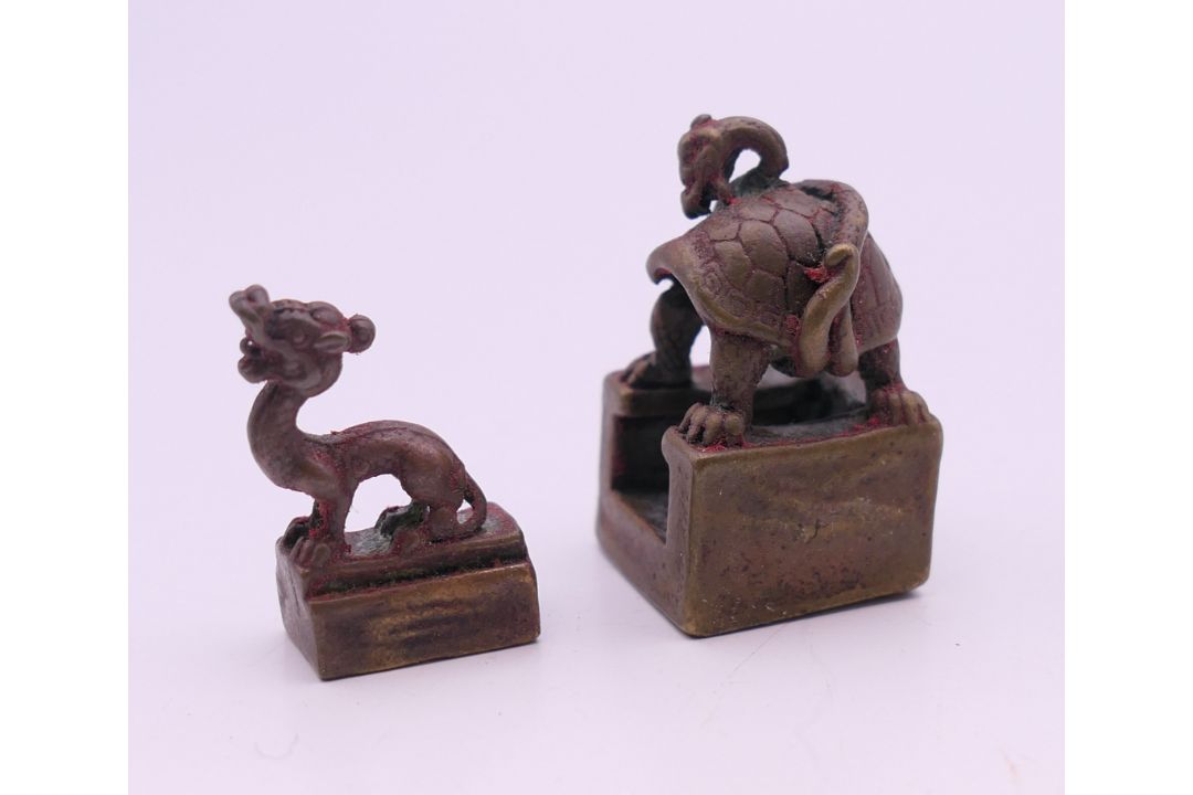 A small bronze double seal formed as tortoise and dragon. 3 cm high. - Image 2 of 4