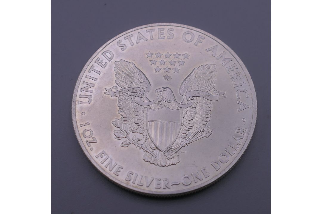 A 2015 US fine silver 1 ounce dollar coin. - Image 1 of 2
