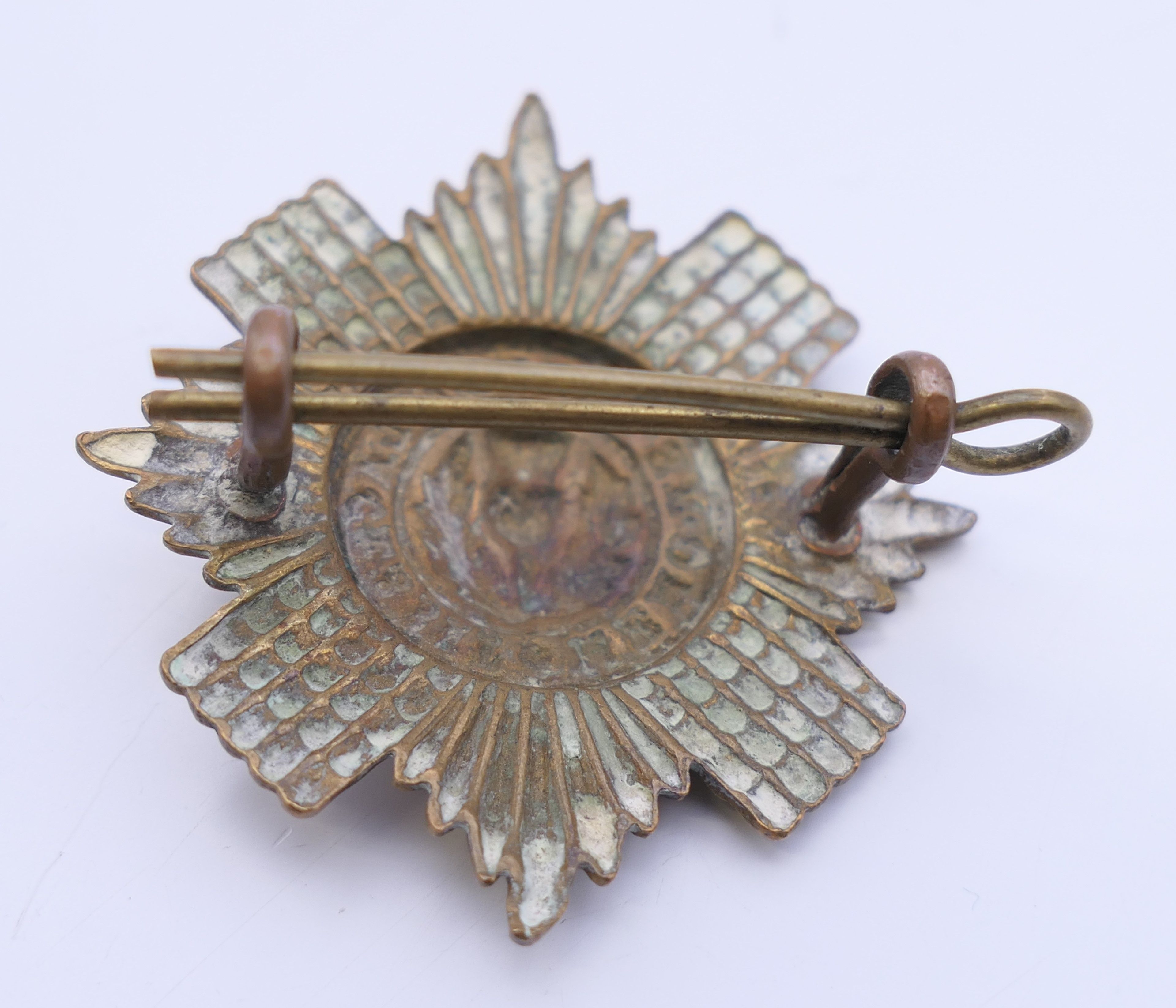 A military cap badge. 4.25 cm diameter. - Image 3 of 3