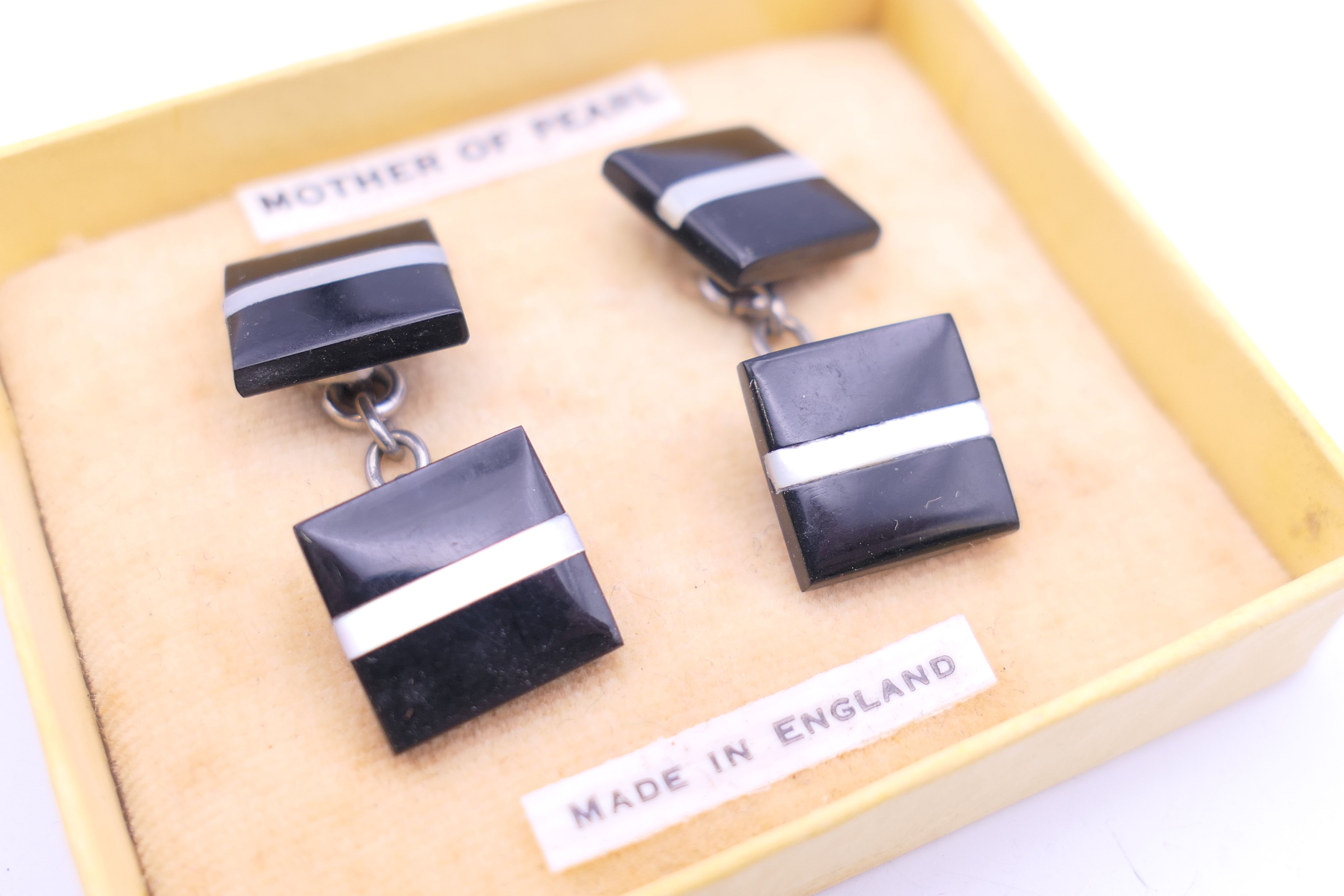 A pair of mother-of-pearl set cufflinks. 1 x 1 cm. - Image 2 of 3