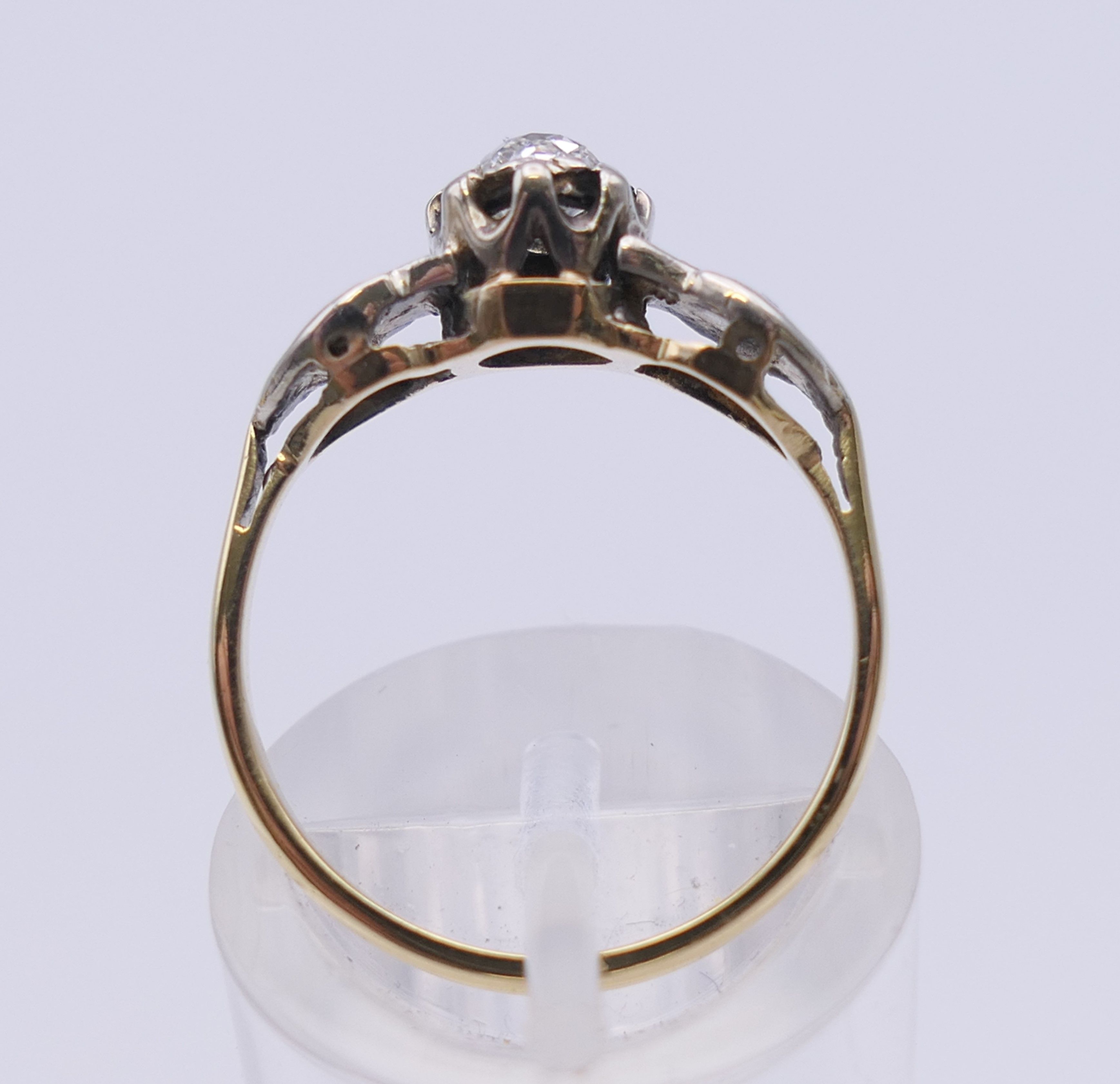 An 18 ct gold Arts and Crafts style ring. Ring size L/M. 2.6 grammes total weight. - Image 6 of 9