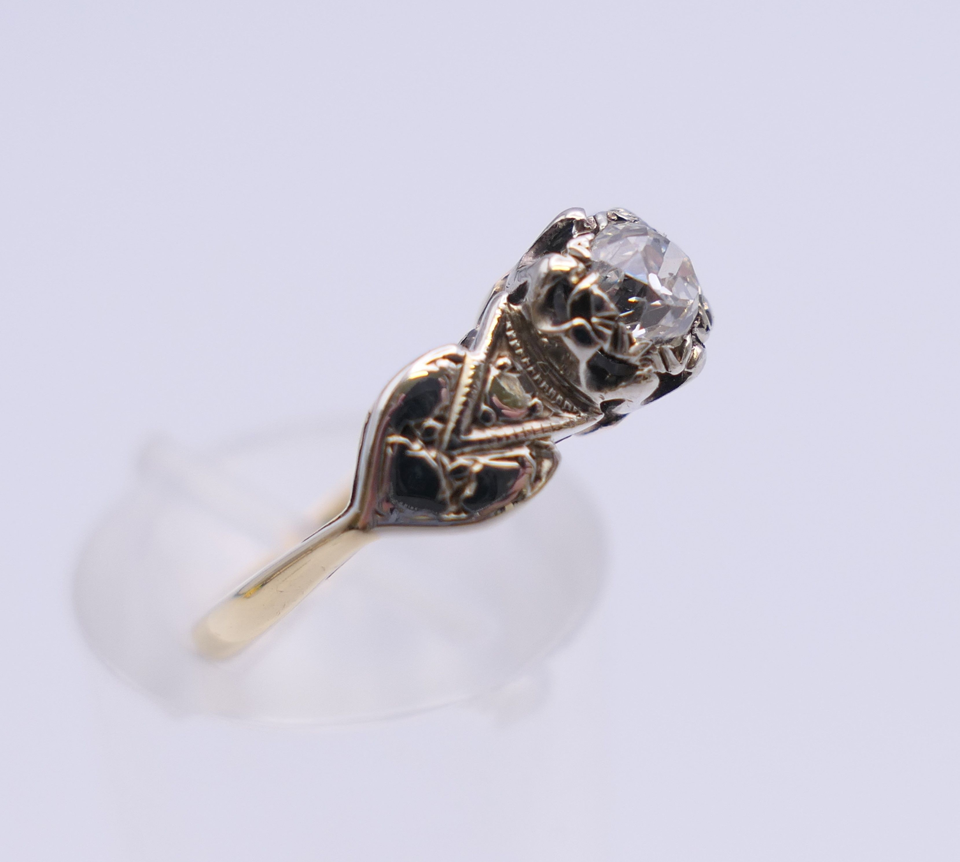 An 18 ct gold Arts and Crafts style ring. Ring size L/M. 2.6 grammes total weight. - Image 3 of 9