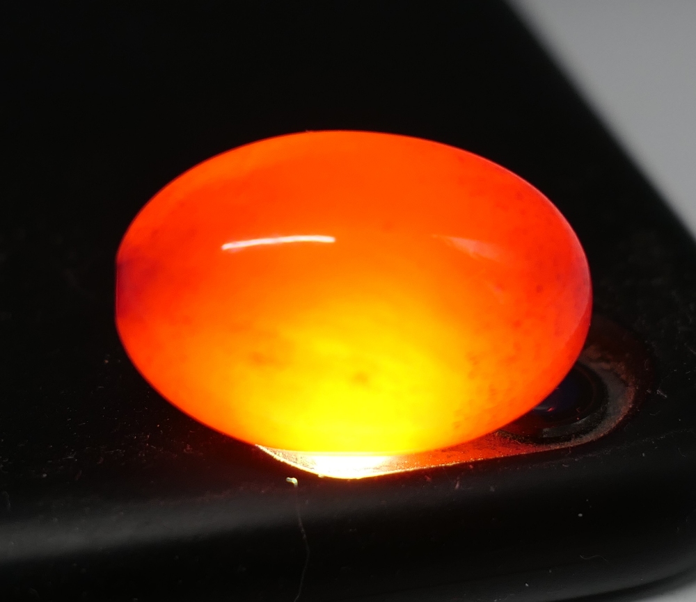 An amber bead necklace (approximately 38 cm long) and a quantity of cherry amber beads. - Image 6 of 9