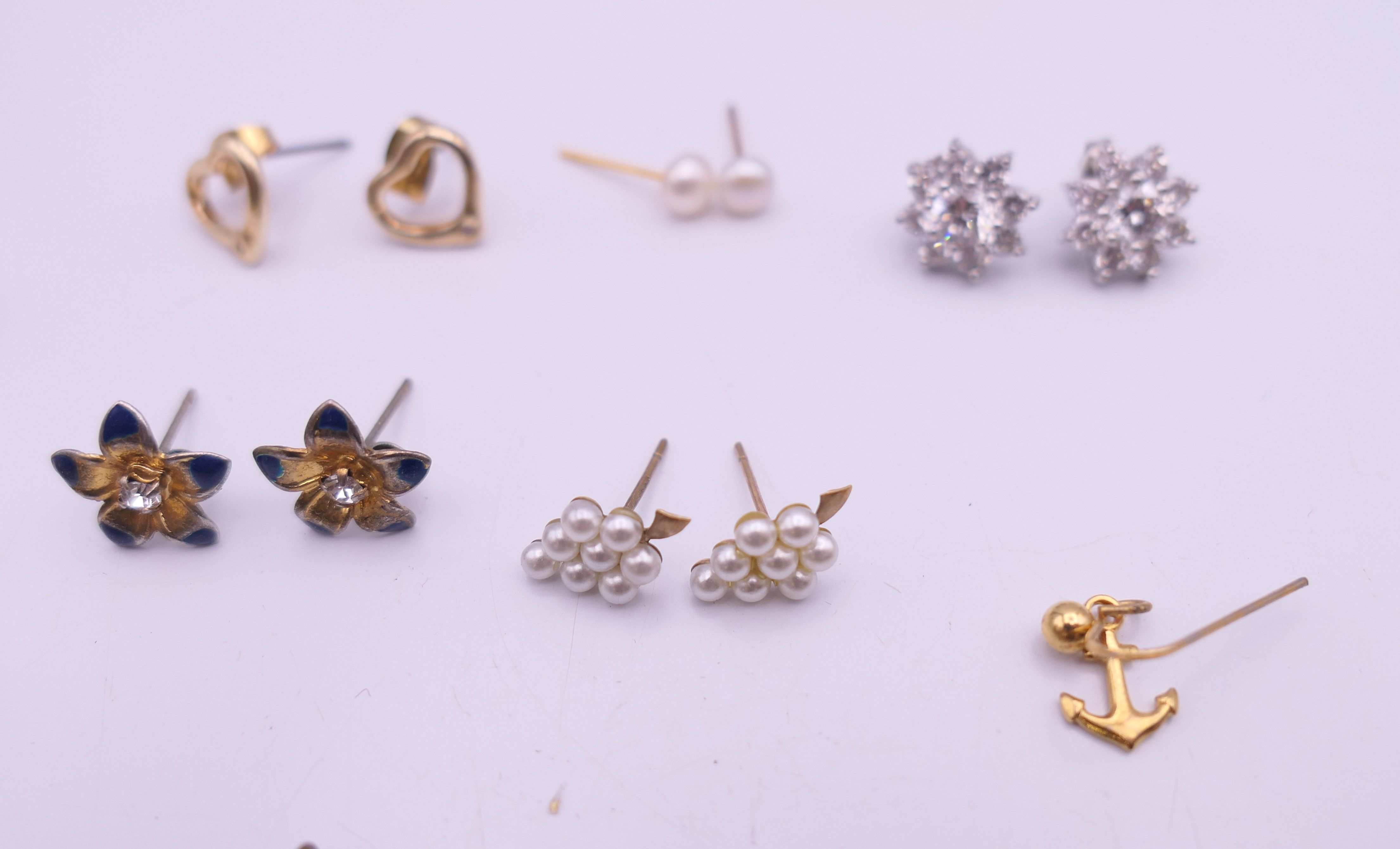 A small quantity of miscellaneous jewellery including earrings, cufflinks, necklaces, - Image 5 of 21