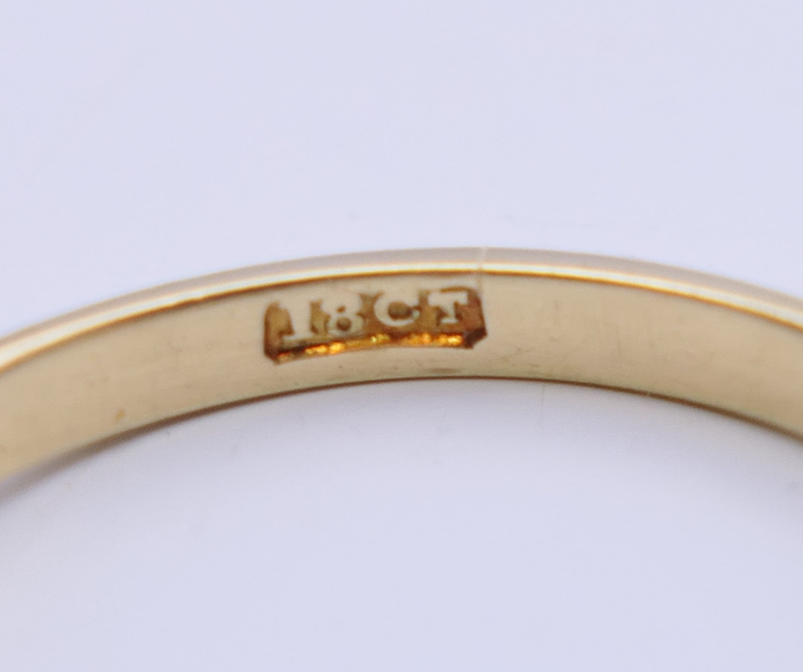 An 18 ct gold Arts and Crafts style ring. Ring size L/M. 2.6 grammes total weight. - Image 9 of 9