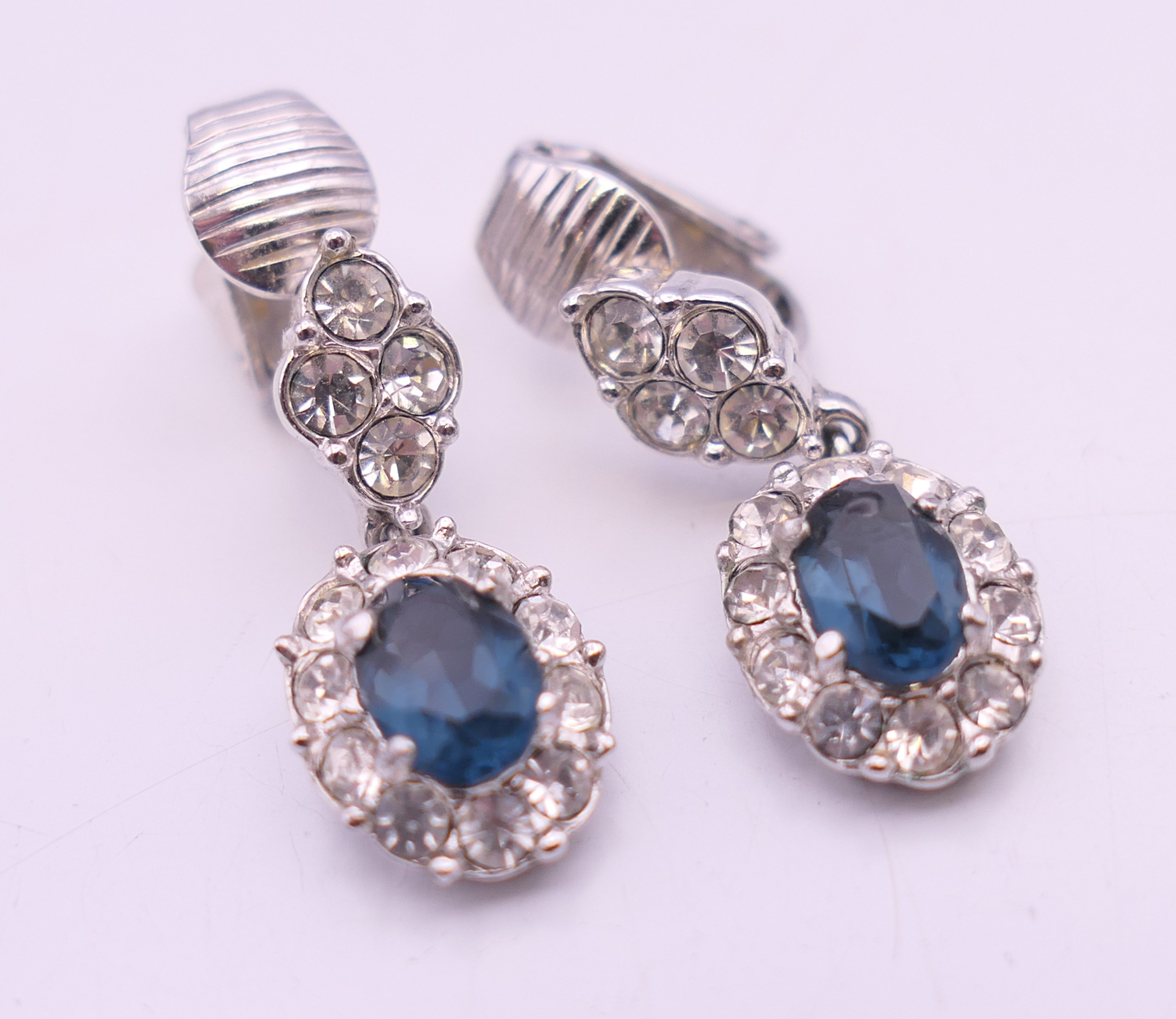 A quantity of various costume jewellery, including matching necklace and bracelet. - Image 8 of 12