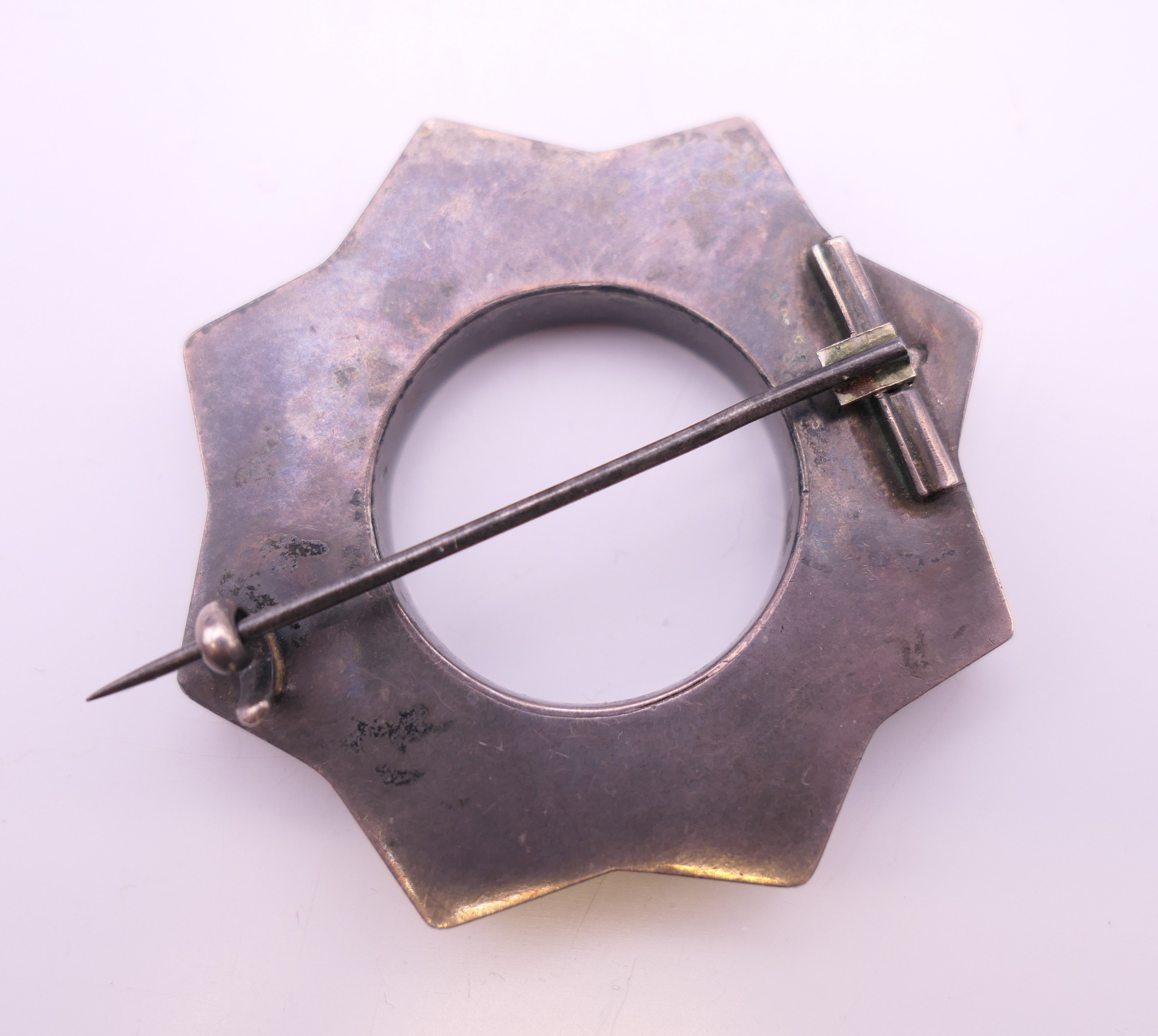 Three Scottish agate brooches. Two 5 cm diameter, the other 4.5 cm diameter. - Image 8 of 9