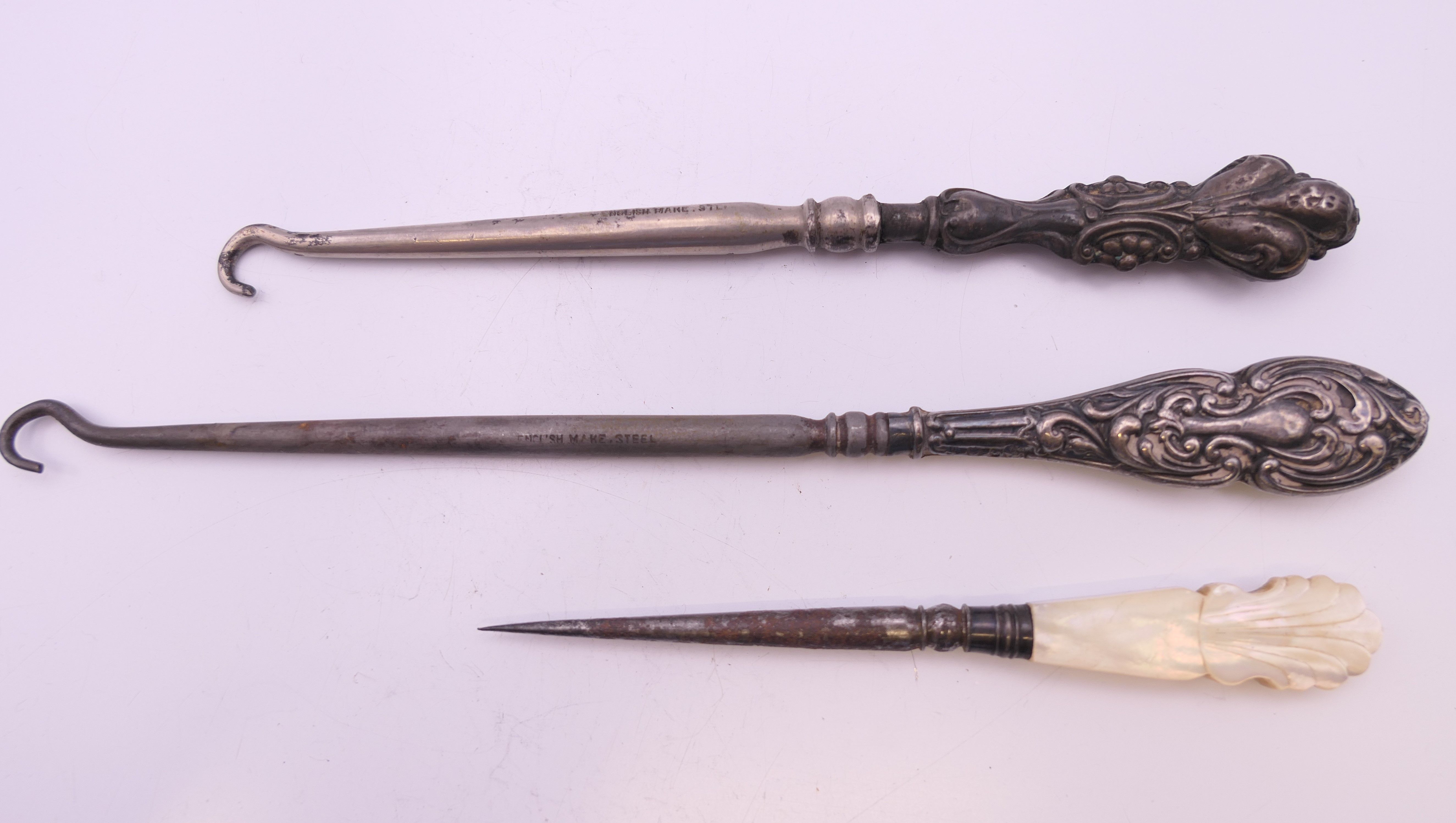A quantity of miscellaneous items including button hooks, sewing stiletto, seals, etc. - Image 5 of 6
