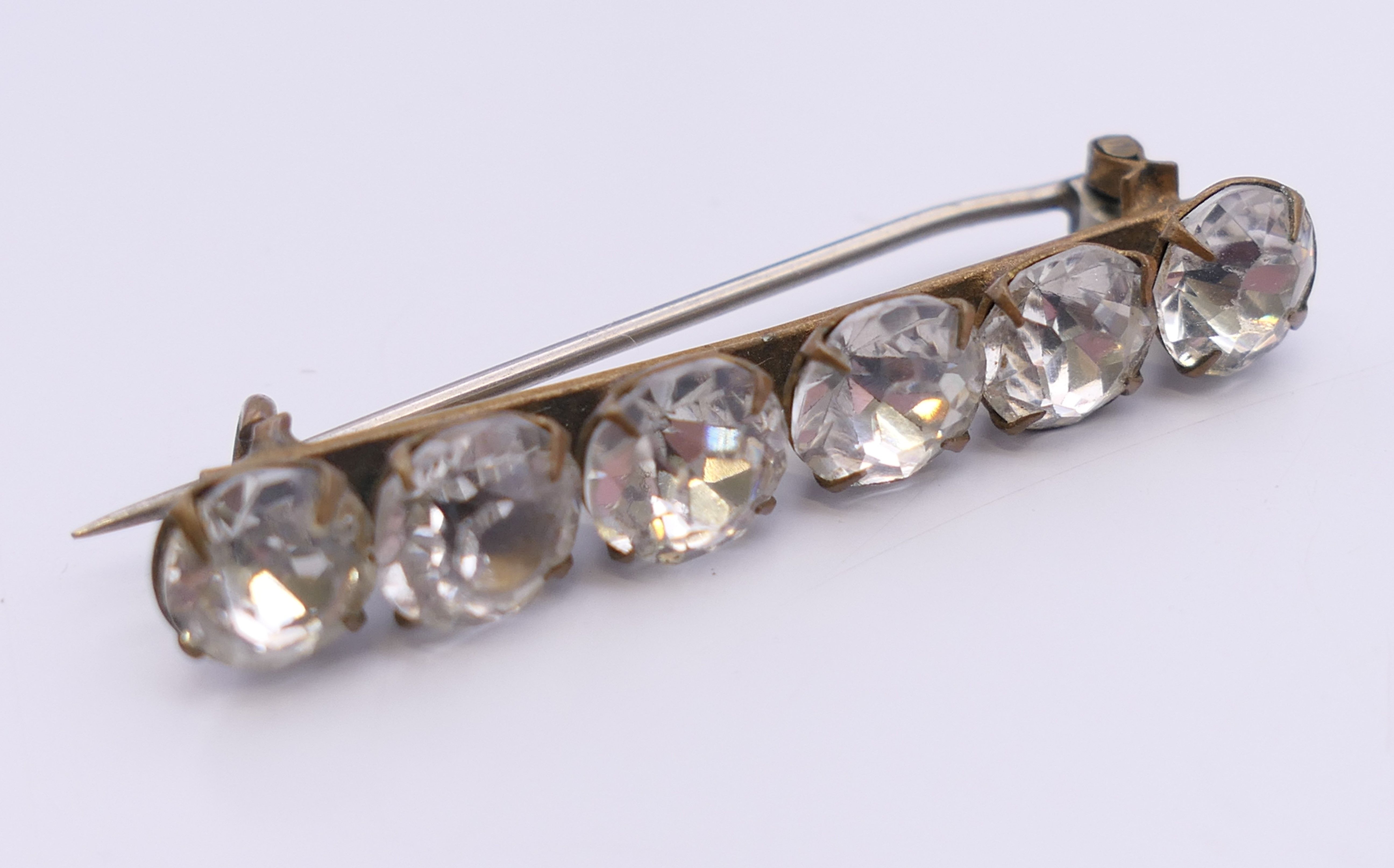 A small quantity of miscellaneous jewellery including earrings, cufflinks, necklaces, - Image 11 of 21