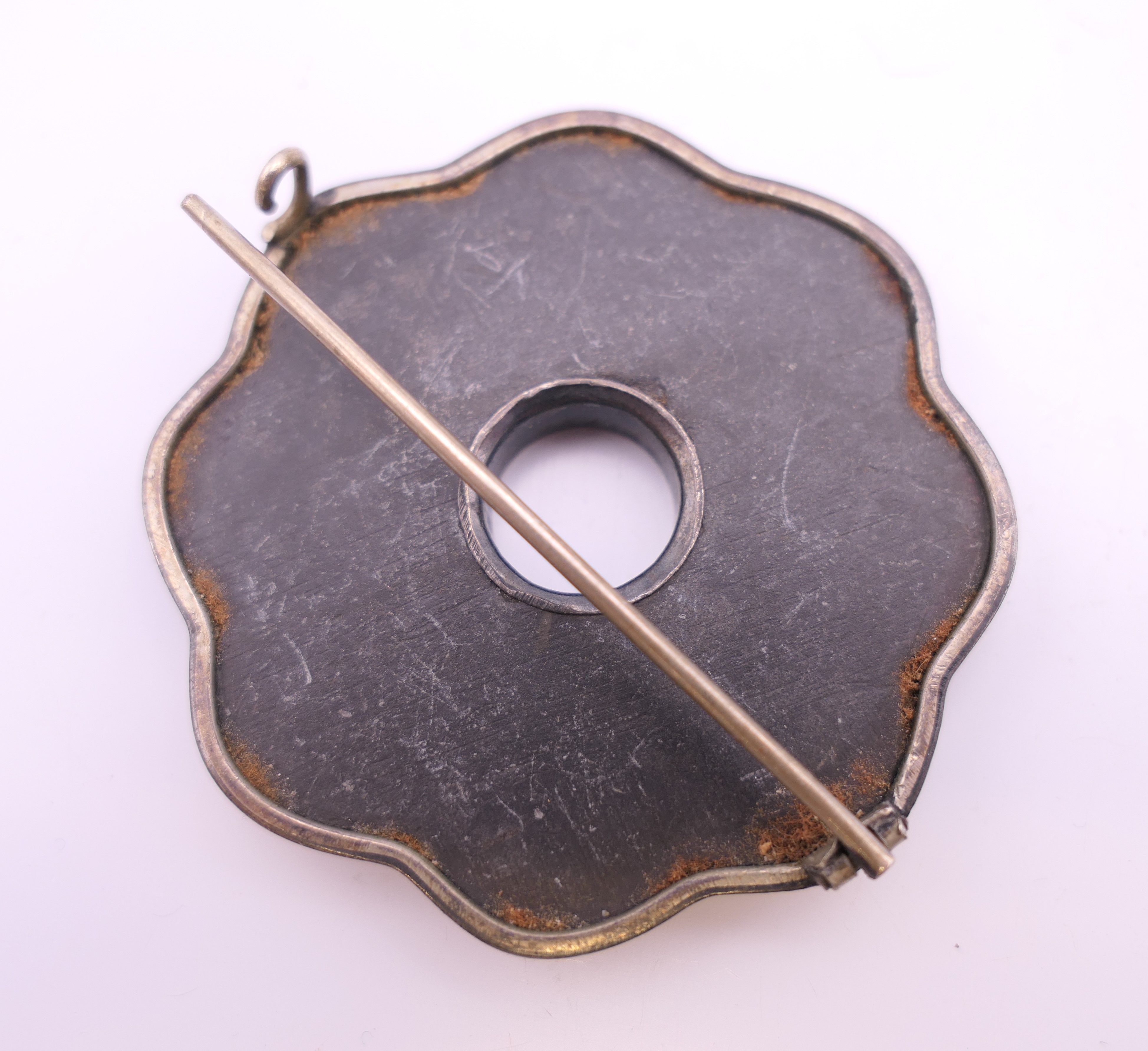 Three Scottish agate brooches. Two 5 cm diameter, the other 4.5 cm diameter. - Image 3 of 9