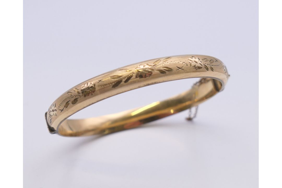 A 1/5th 9 ct rolled gold bangle form bracelet. 6.5 cm wide. 11 grammes total weight. - Image 7 of 8