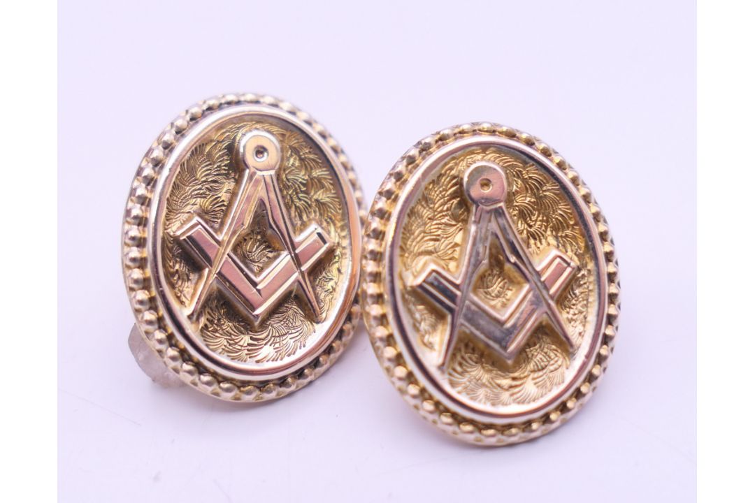 A vintage pair of Masonic rose gold backed cufflinks, boxed. 6.2 grammes total weight. - Image 4 of 5