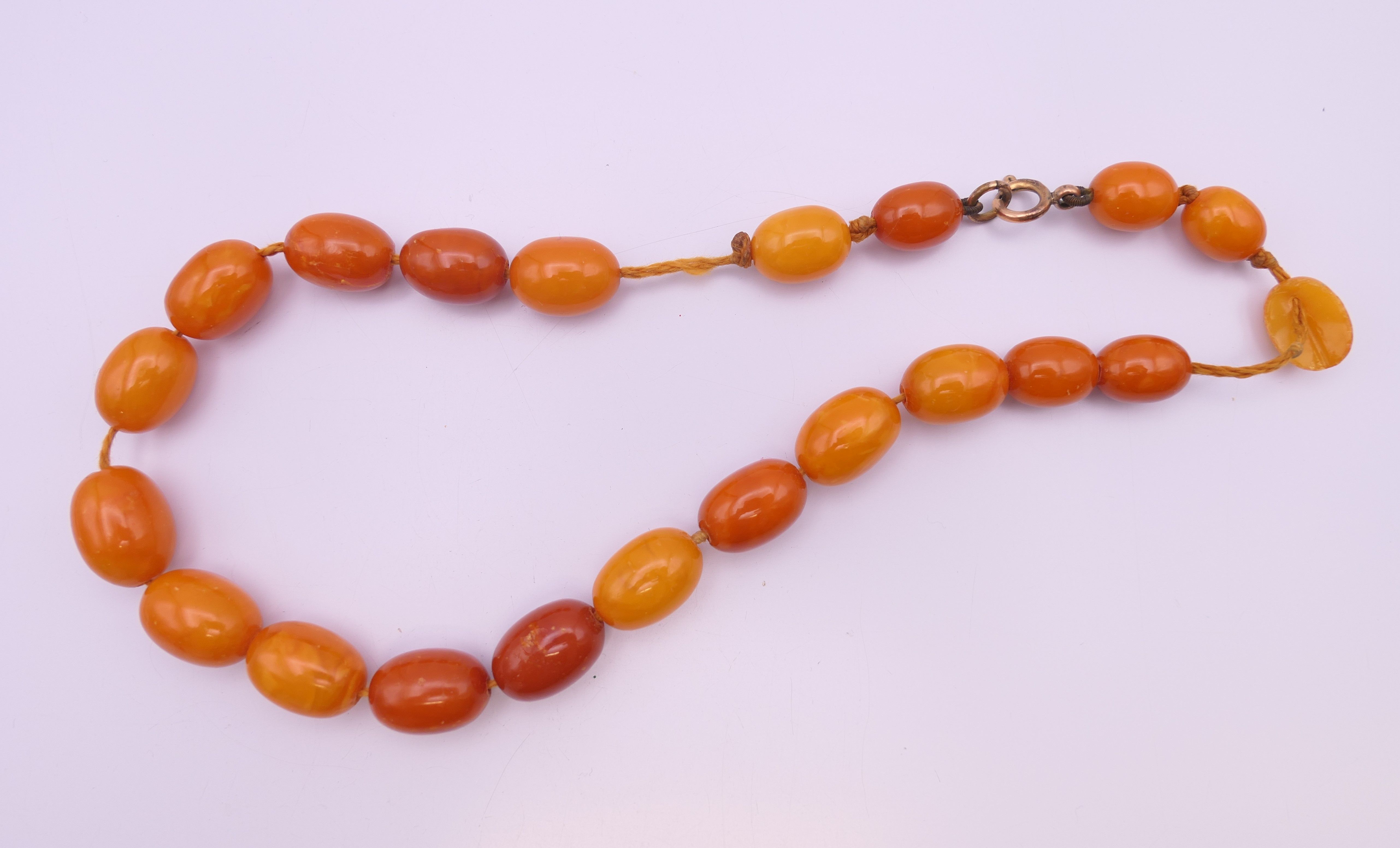 An amber bead necklace (approximately 38 cm long) and a quantity of cherry amber beads. - Image 4 of 9