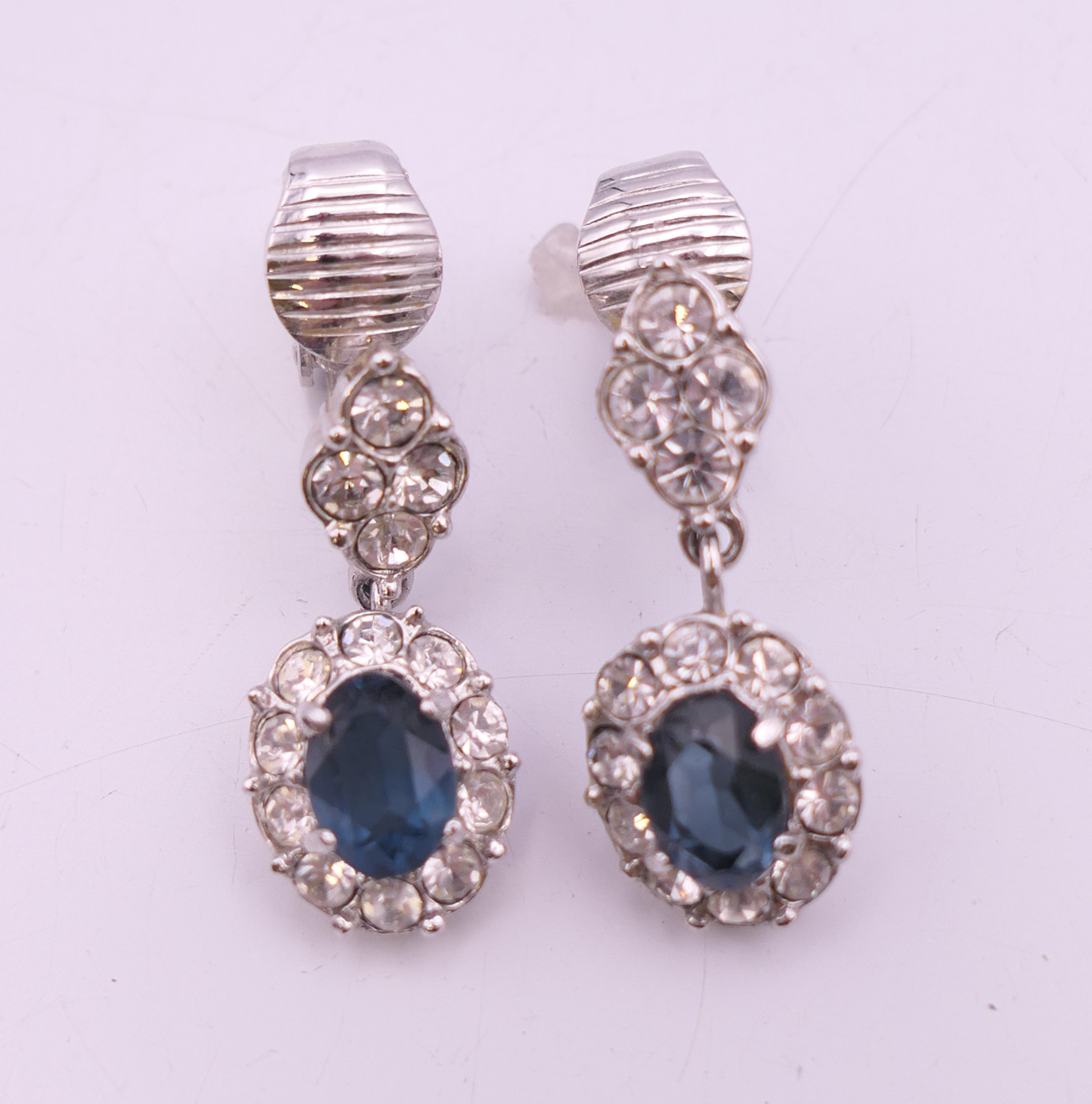 A quantity of various costume jewellery, including matching necklace and bracelet. - Image 7 of 12