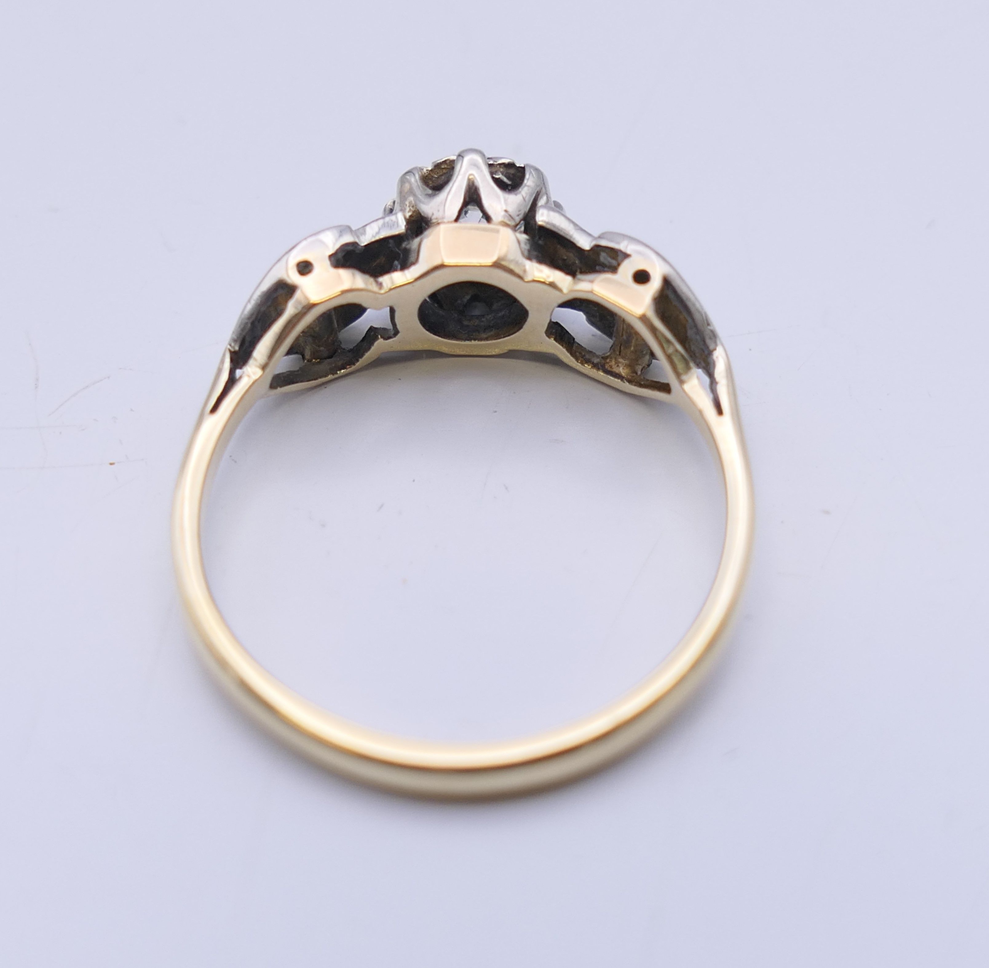 An 18 ct gold Arts and Crafts style ring. Ring size L/M. 2.6 grammes total weight. - Image 8 of 9