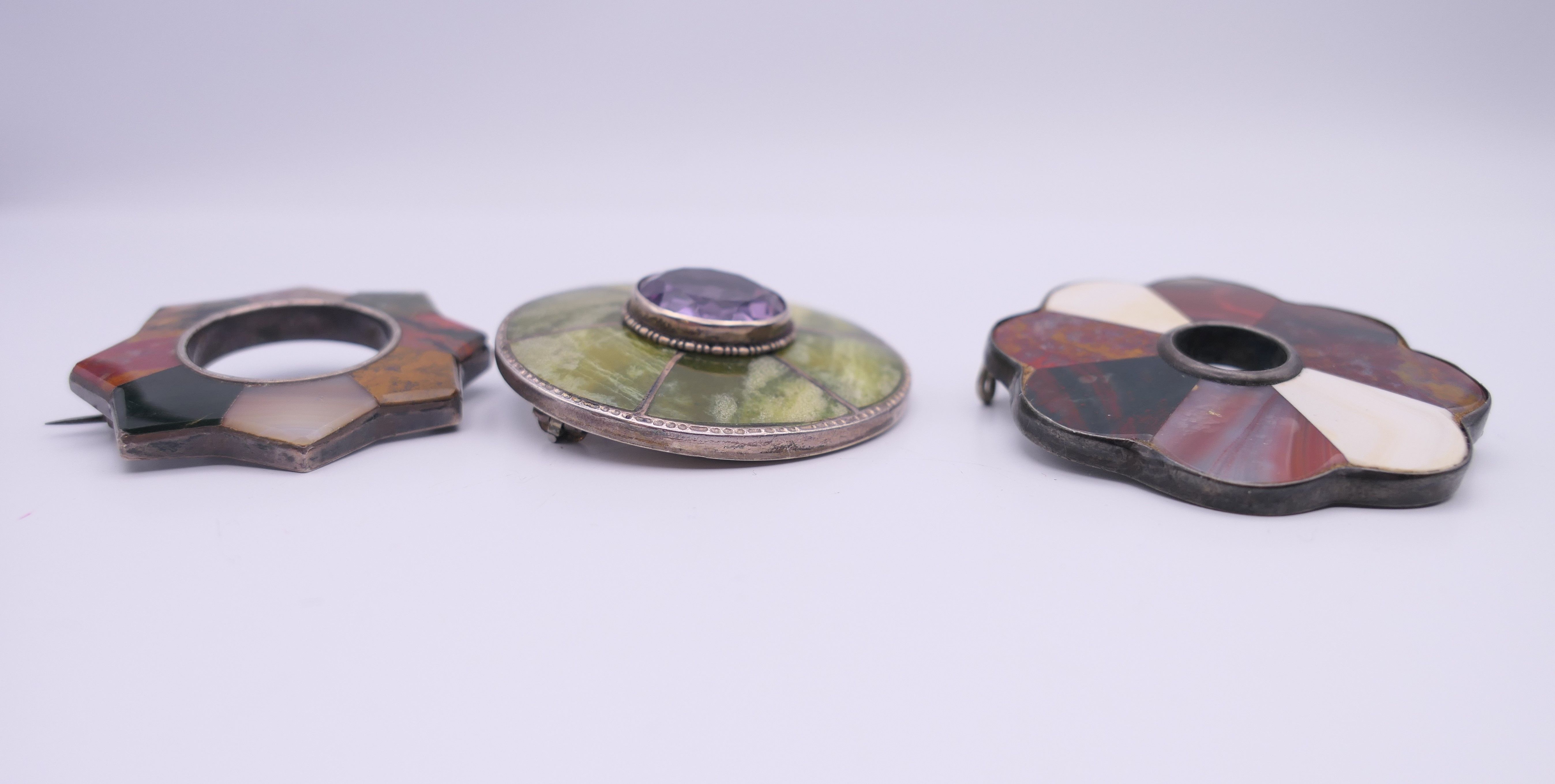 Three Scottish agate brooches. Two 5 cm diameter, the other 4.5 cm diameter. - Image 9 of 9