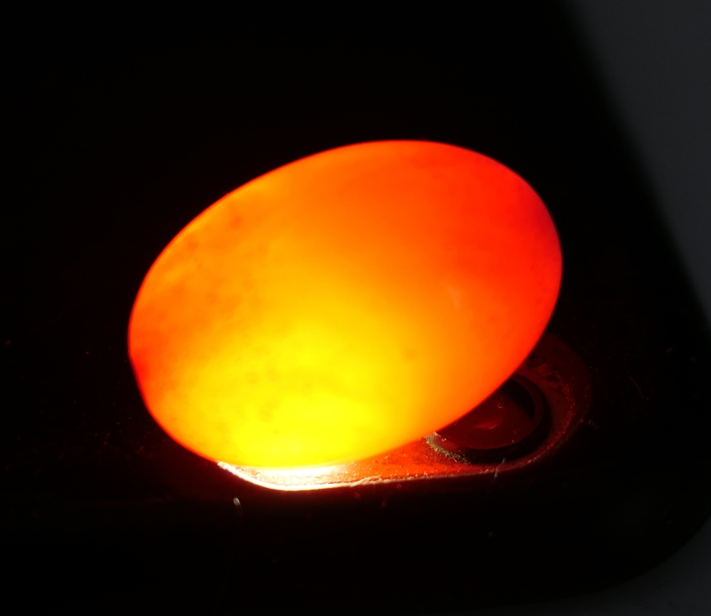 An amber bead necklace (approximately 38 cm long) and a quantity of cherry amber beads. - Image 8 of 9