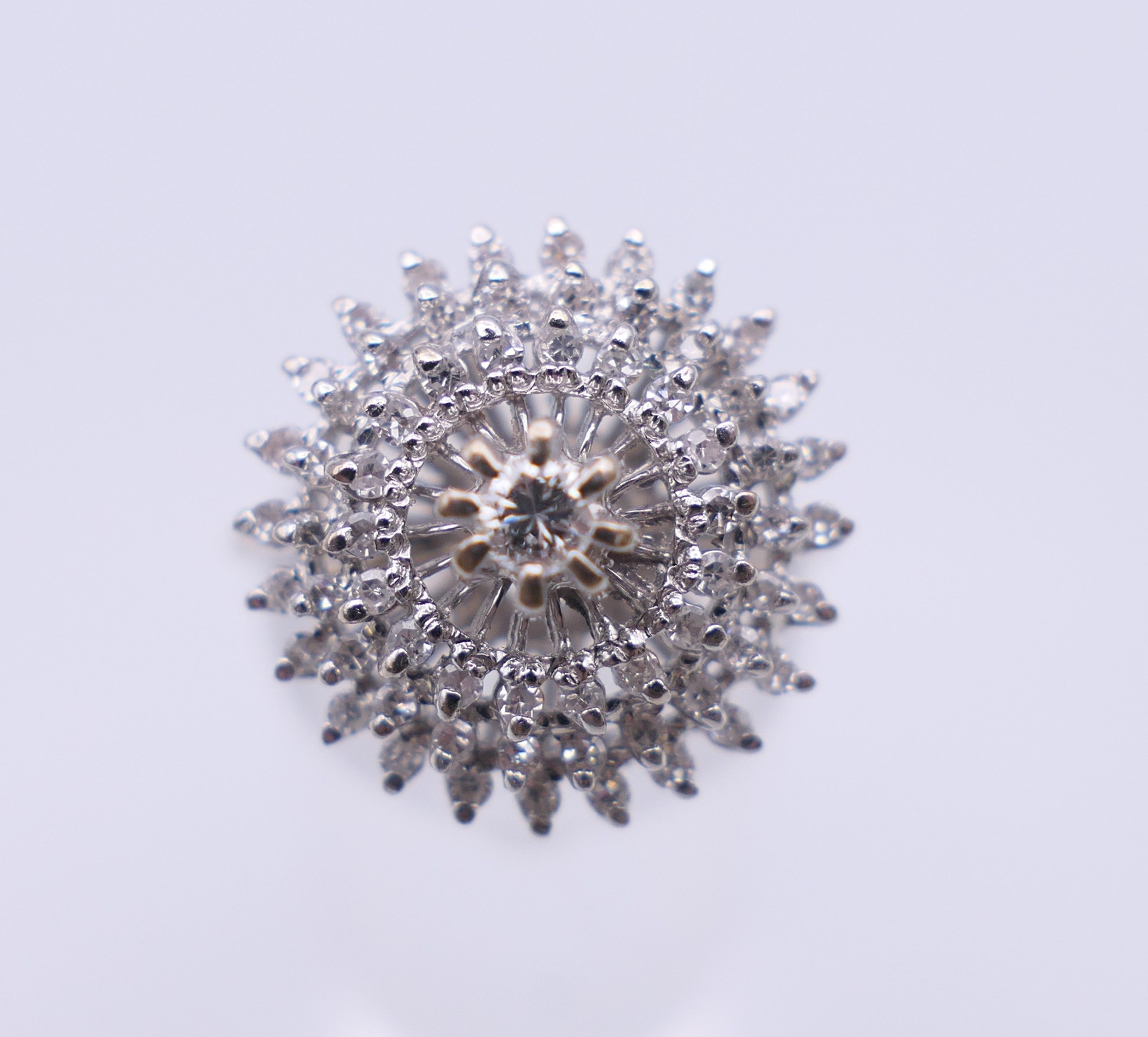 An 18 ct white gold diamond cluster ring. Ring size O. 6.3 grammes total weight. - Image 4 of 12