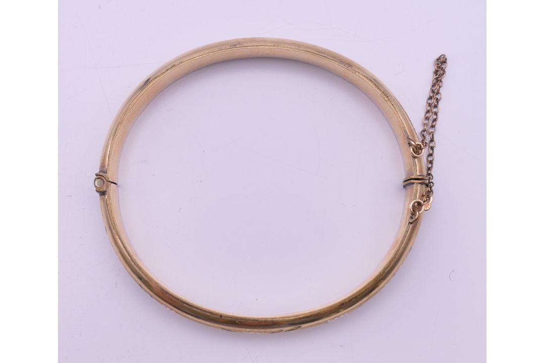 A 1/5th 9 ct rolled gold bangle form bracelet. 6.5 cm wide. 11 grammes total weight. - Image 3 of 8