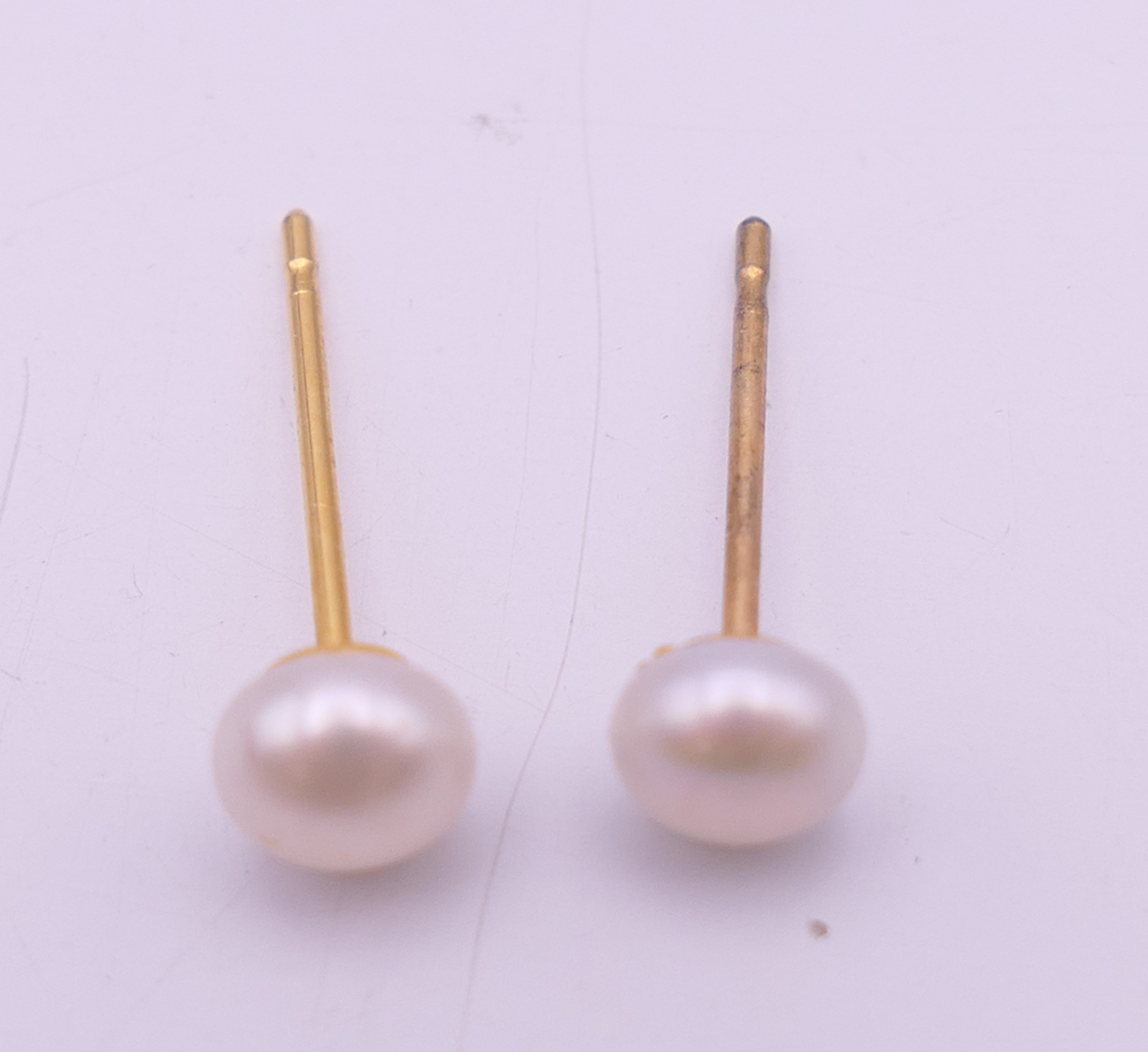 A small quantity of miscellaneous jewellery including earrings, cufflinks, necklaces, - Image 20 of 21