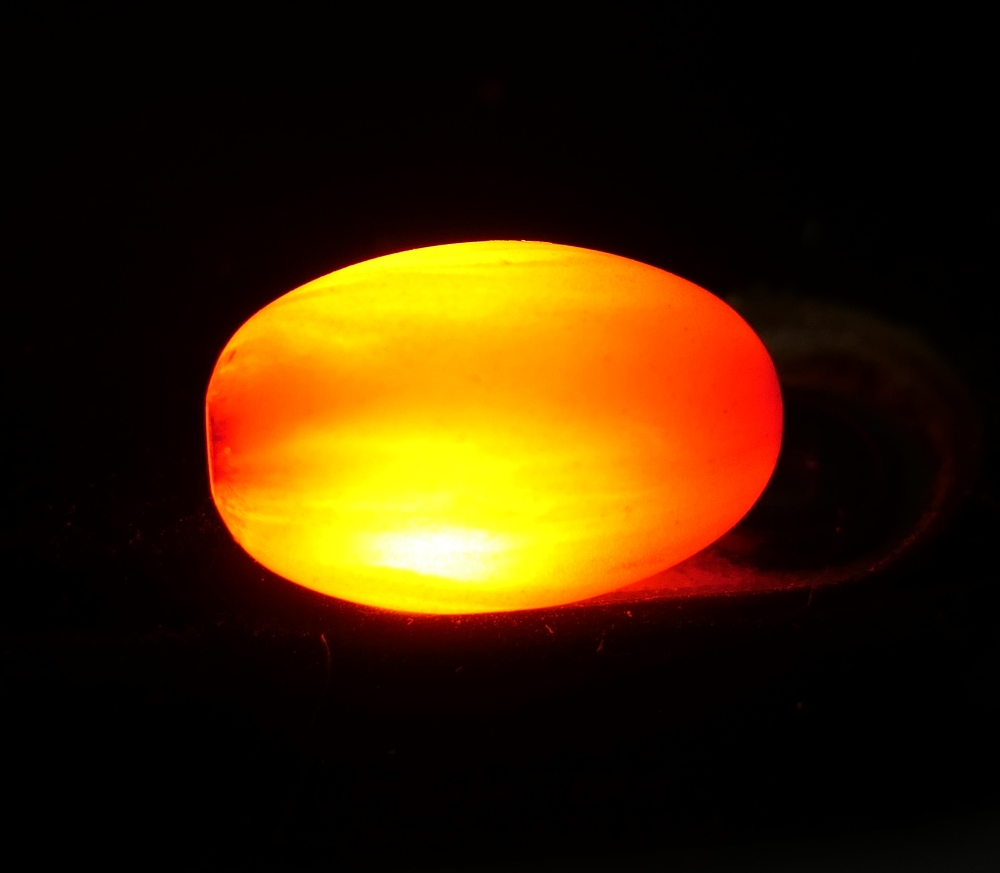 An amber bead necklace (approximately 38 cm long) and a quantity of cherry amber beads. - Image 9 of 9