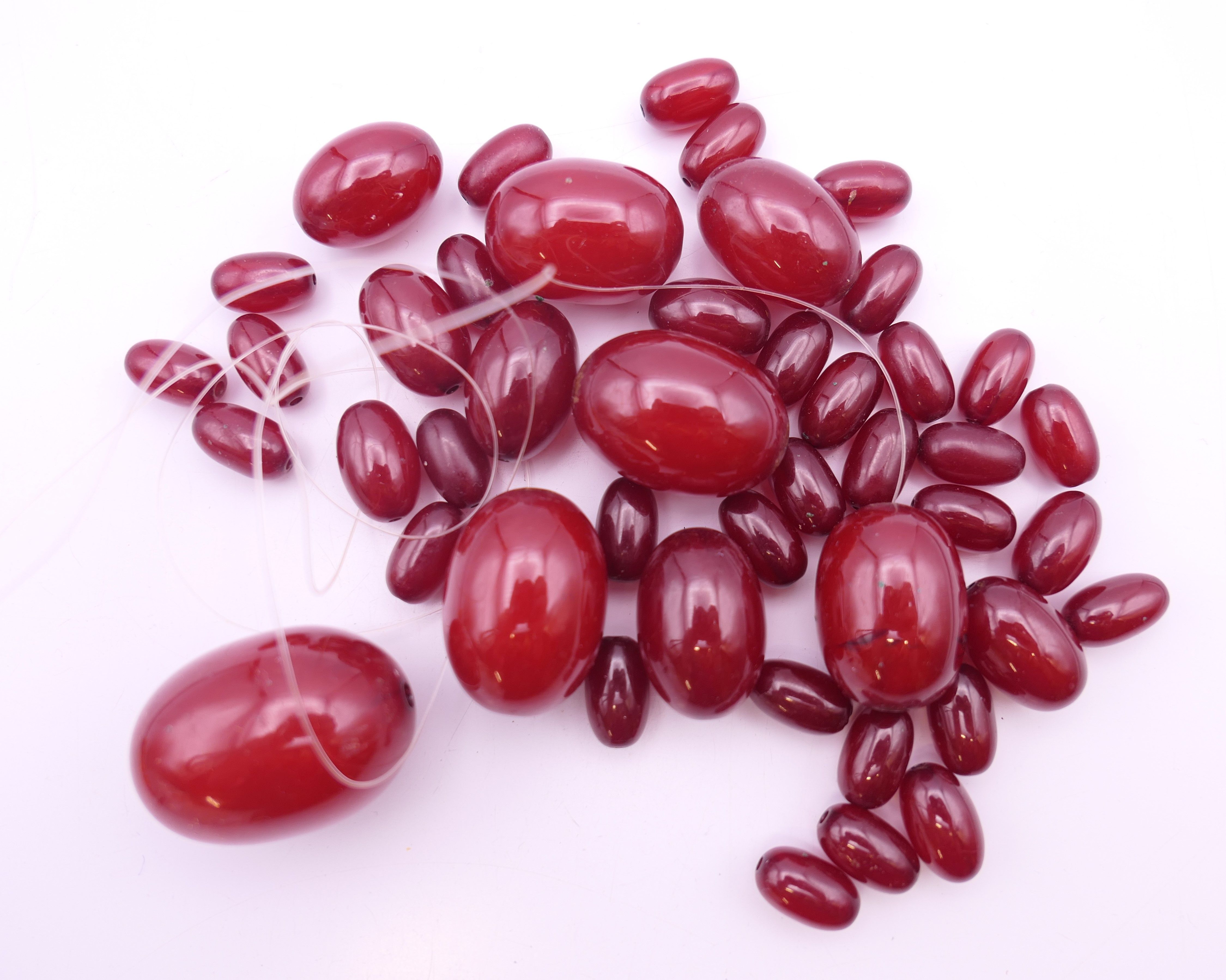 An amber bead necklace (approximately 38 cm long) and a quantity of cherry amber beads. - Image 2 of 9