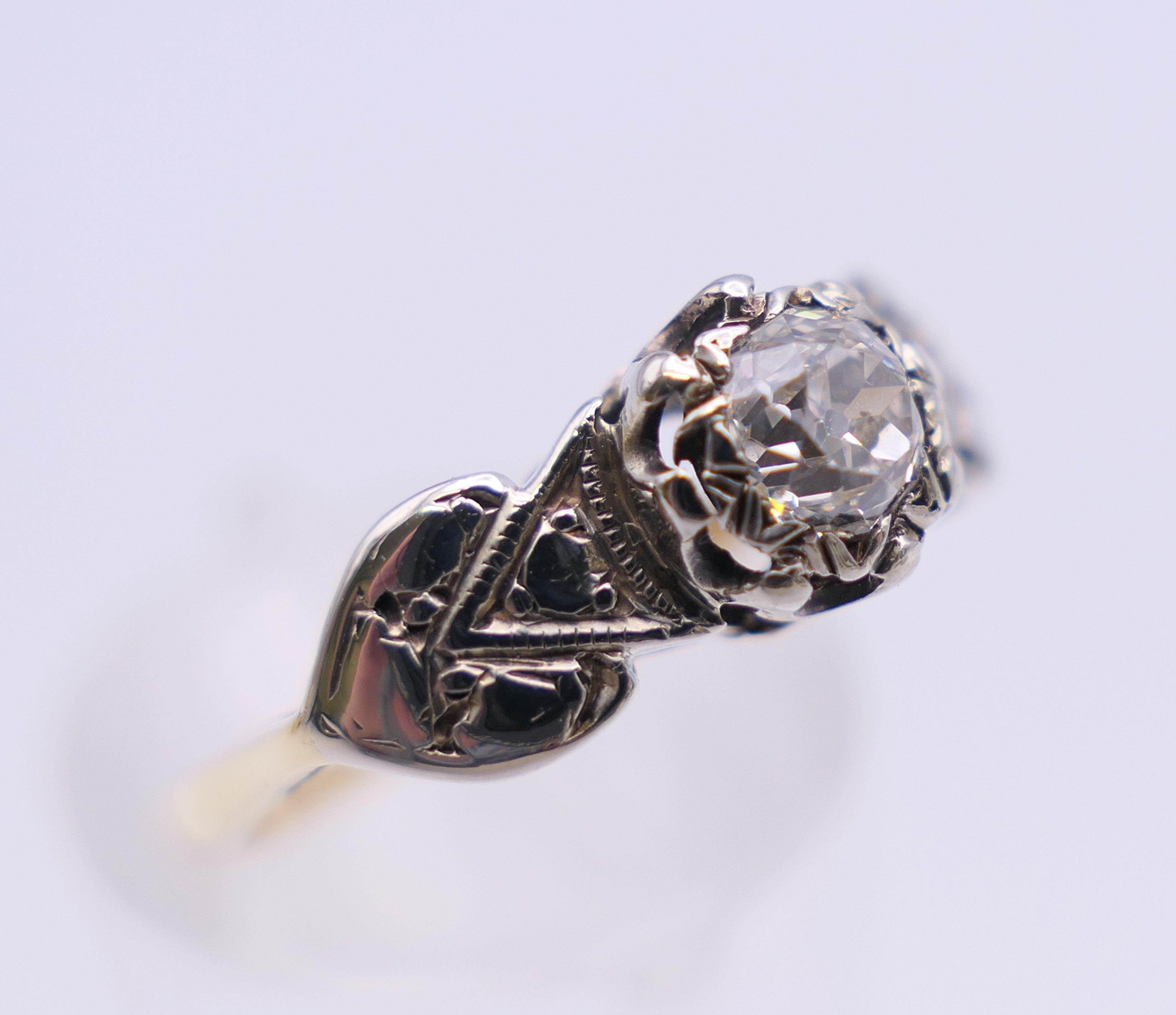 An 18 ct gold Arts and Crafts style ring. Ring size L/M. 2.6 grammes total weight. - Image 7 of 9