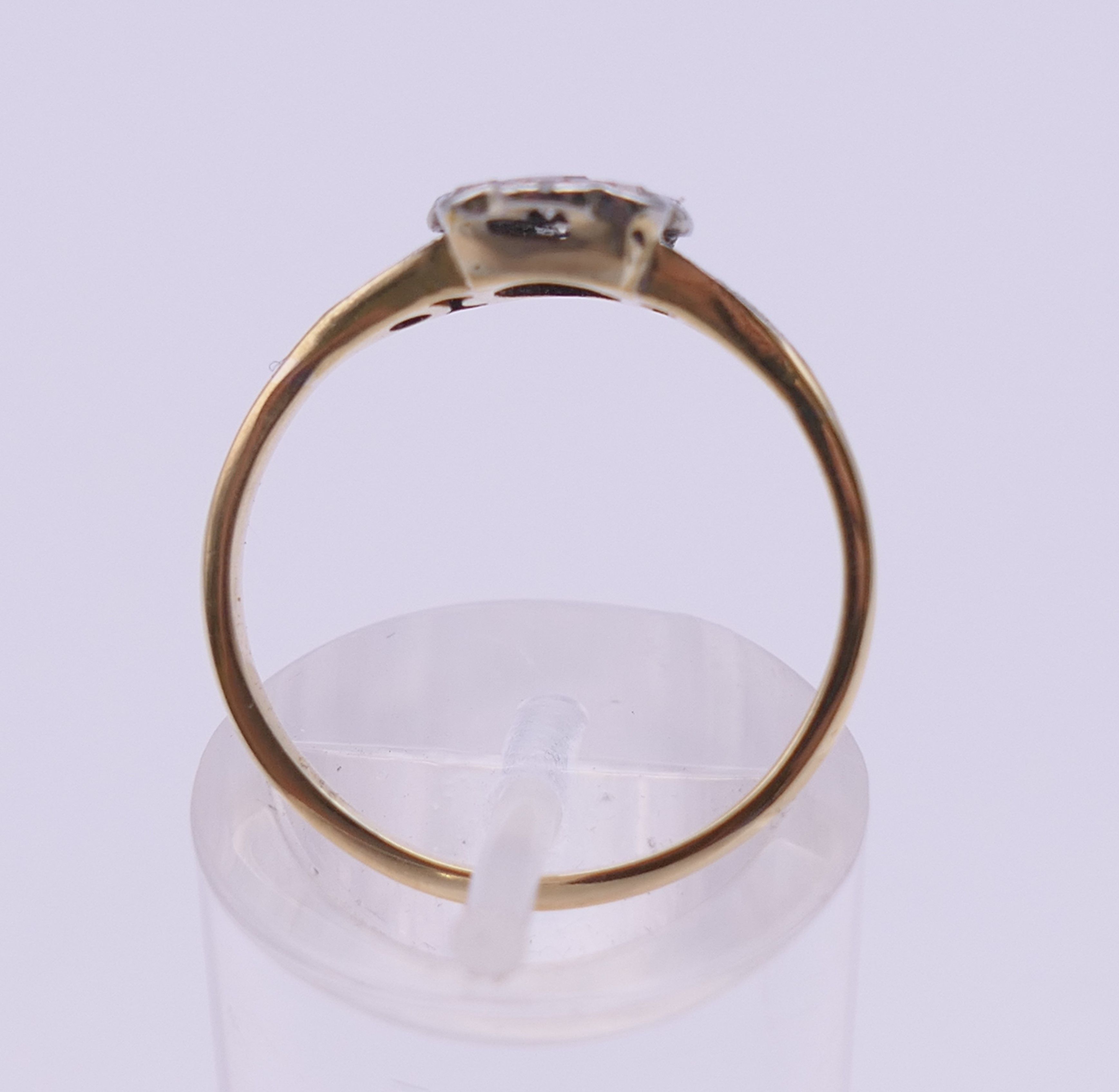 An Edwardian 18 ct gold oval diamond cluster ring. Ring size M. 2.3 grammes total weight. - Image 8 of 8
