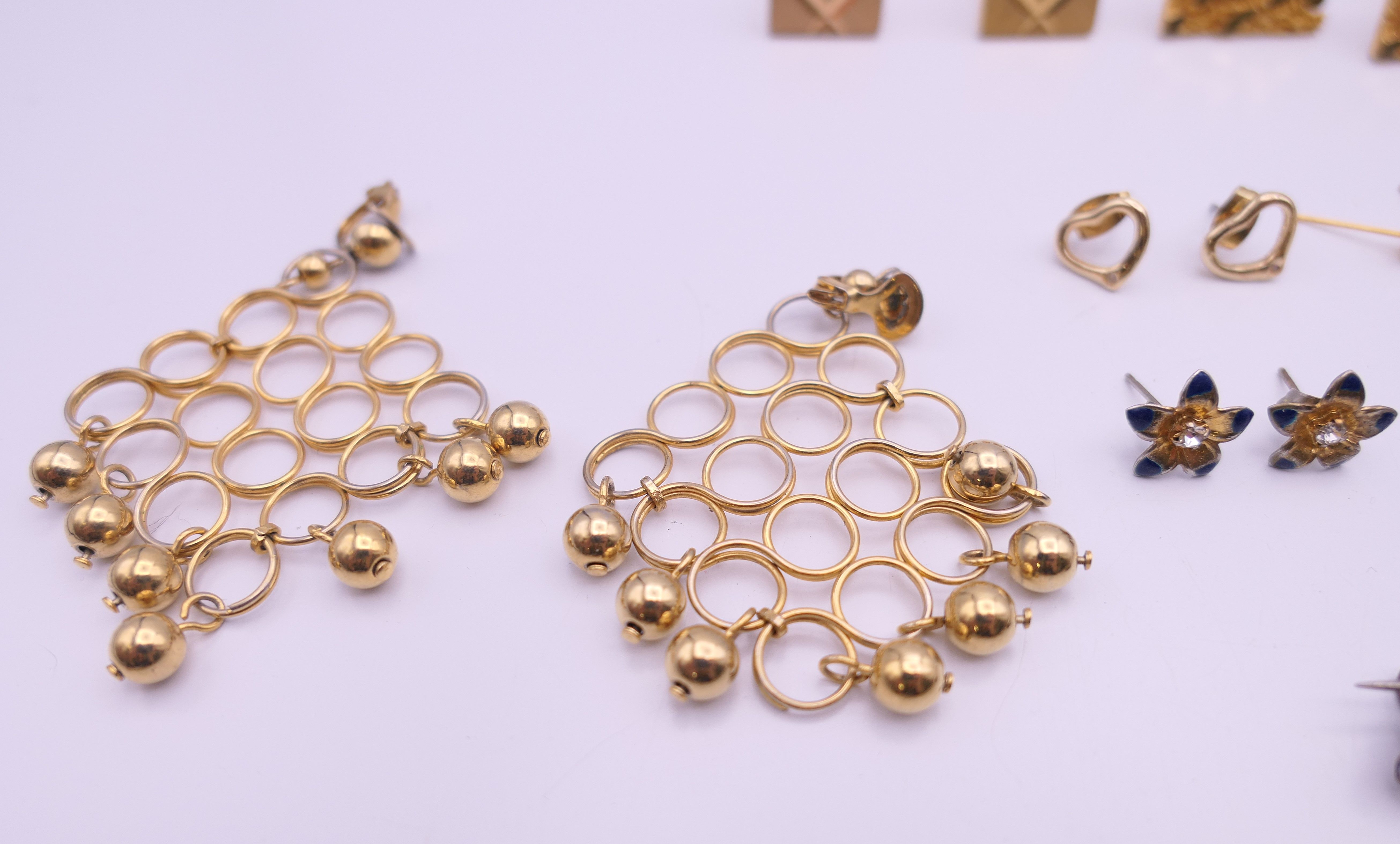 A small quantity of miscellaneous jewellery including earrings, cufflinks, necklaces, - Image 6 of 21