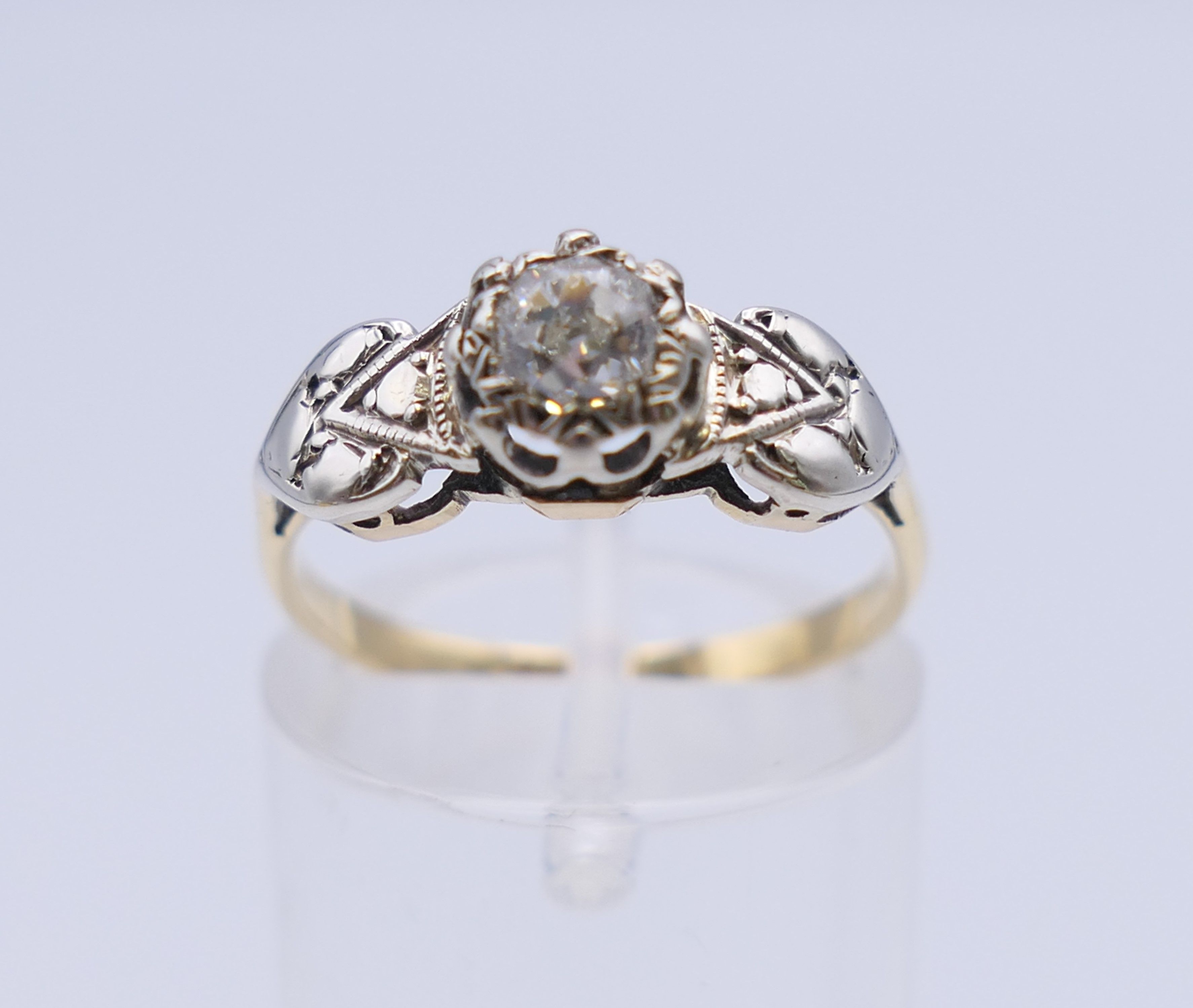 An 18 ct gold Arts and Crafts style ring. Ring size L/M. 2.6 grammes total weight. - Image 5 of 9