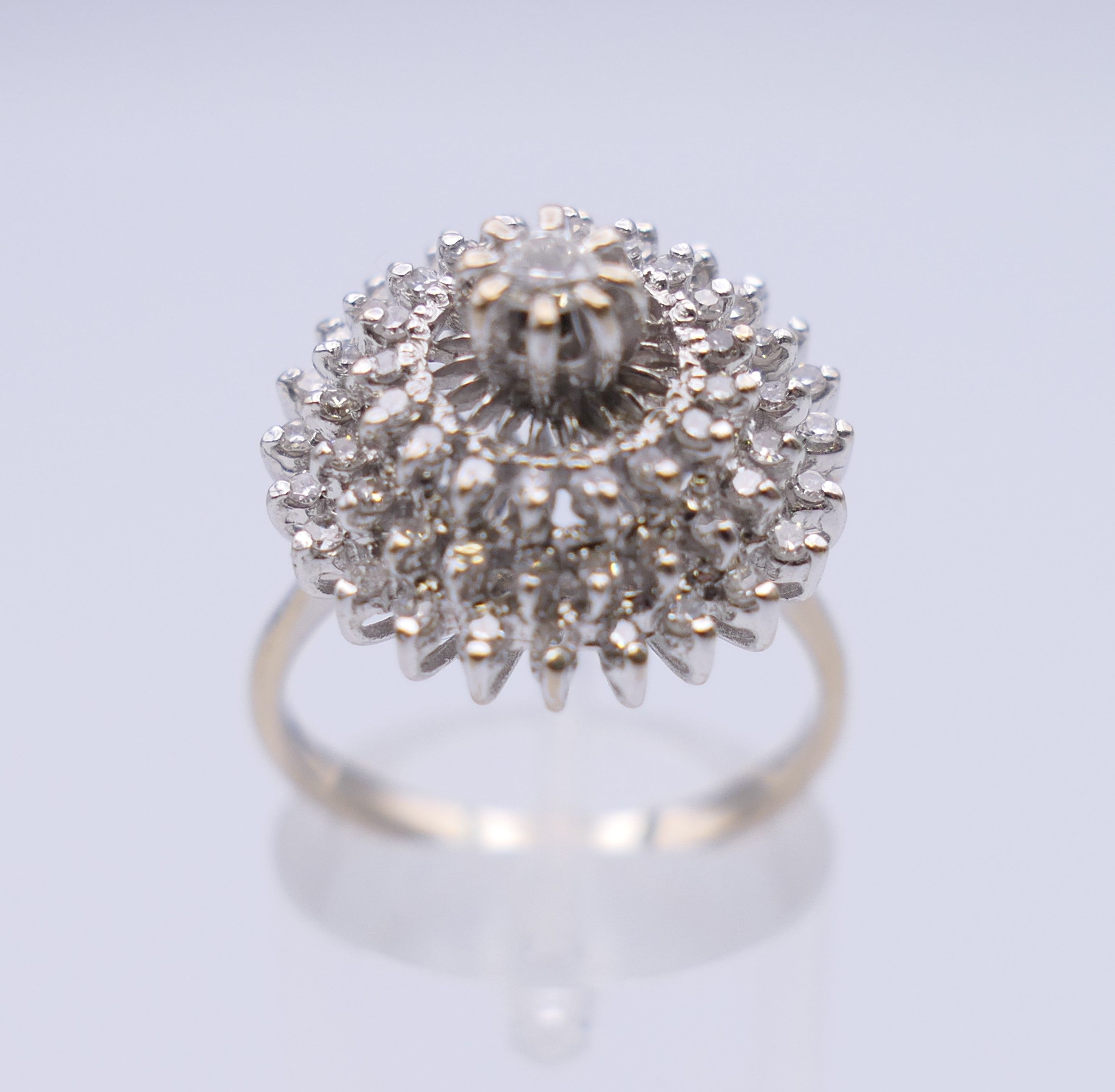 An 18 ct white gold diamond cluster ring. Ring size O. 6.3 grammes total weight. - Image 3 of 12