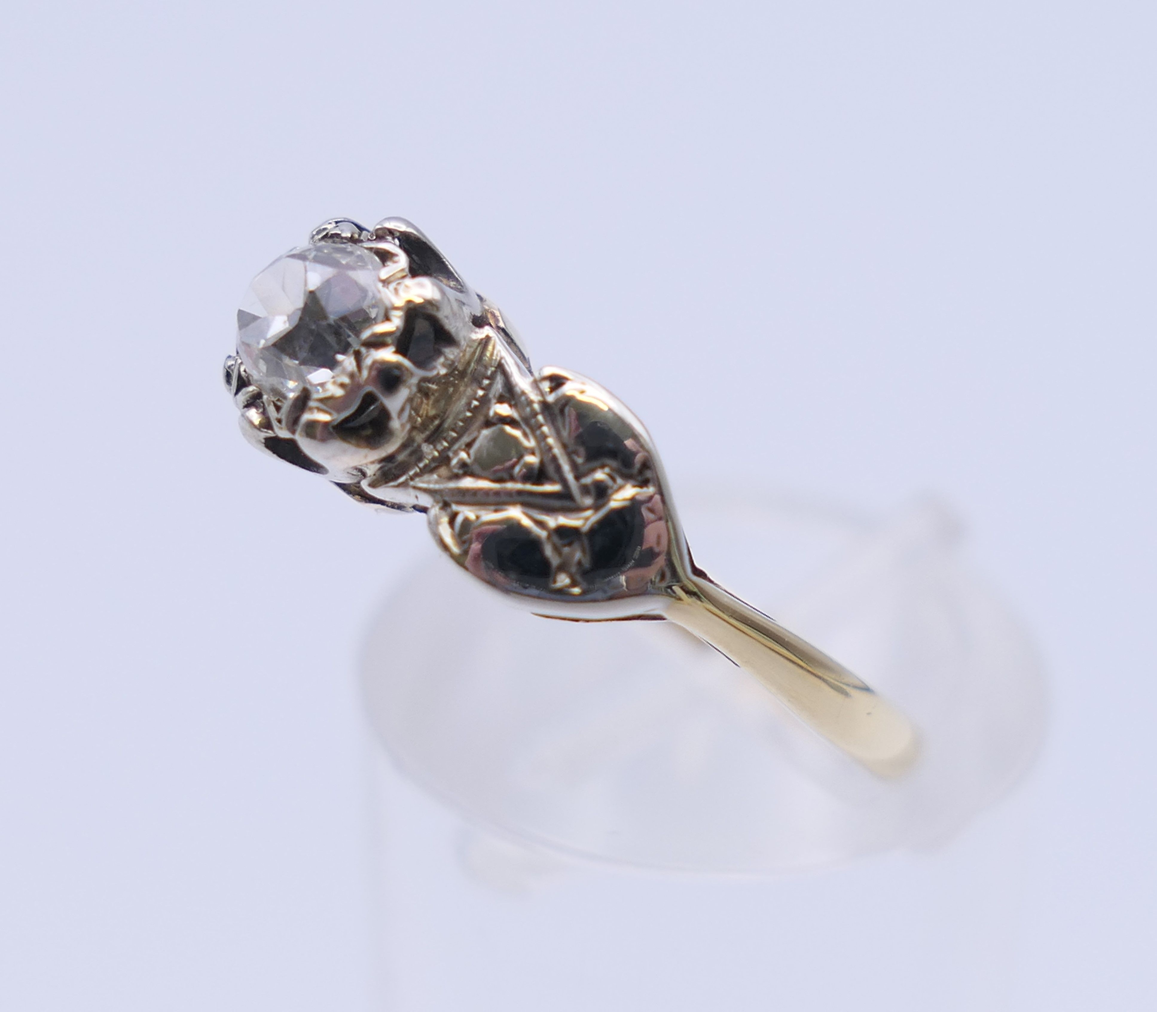 An 18 ct gold Arts and Crafts style ring. Ring size L/M. 2.6 grammes total weight. - Image 4 of 9