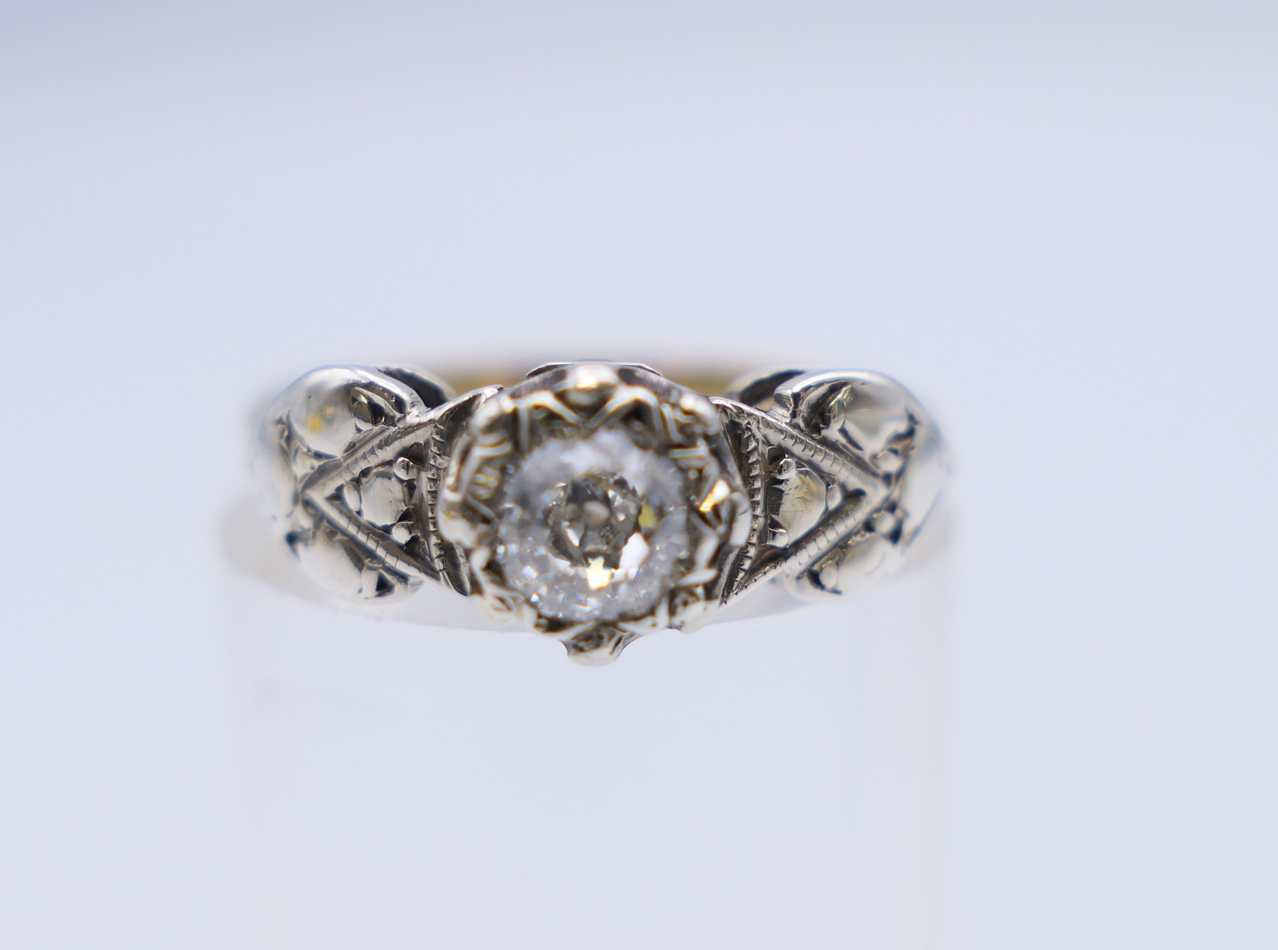 An 18 ct gold Arts and Crafts style ring. Ring size L/M. 2.6 grammes total weight. - Image 2 of 9