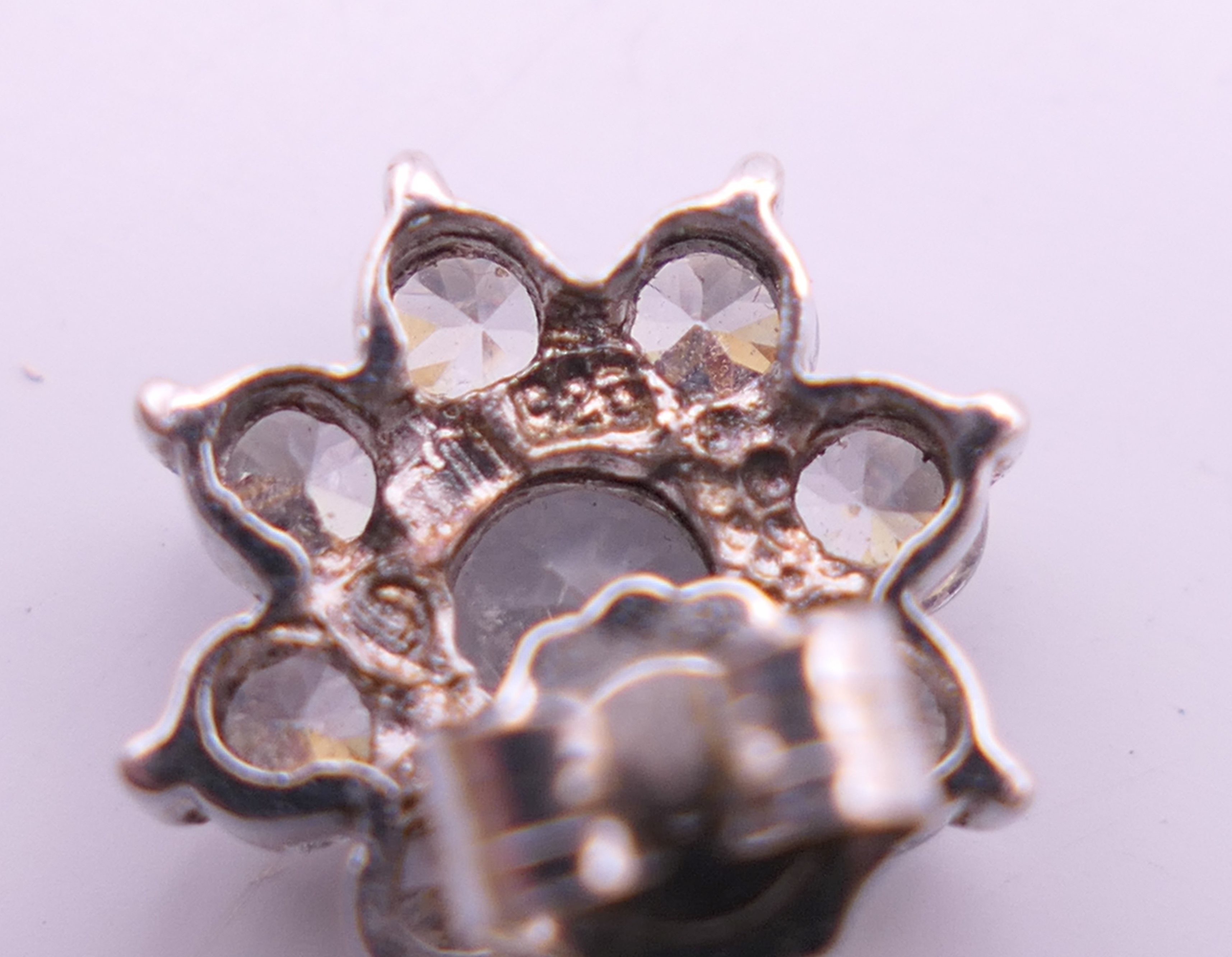 A small quantity of miscellaneous jewellery including earrings, cufflinks, necklaces, - Image 18 of 21