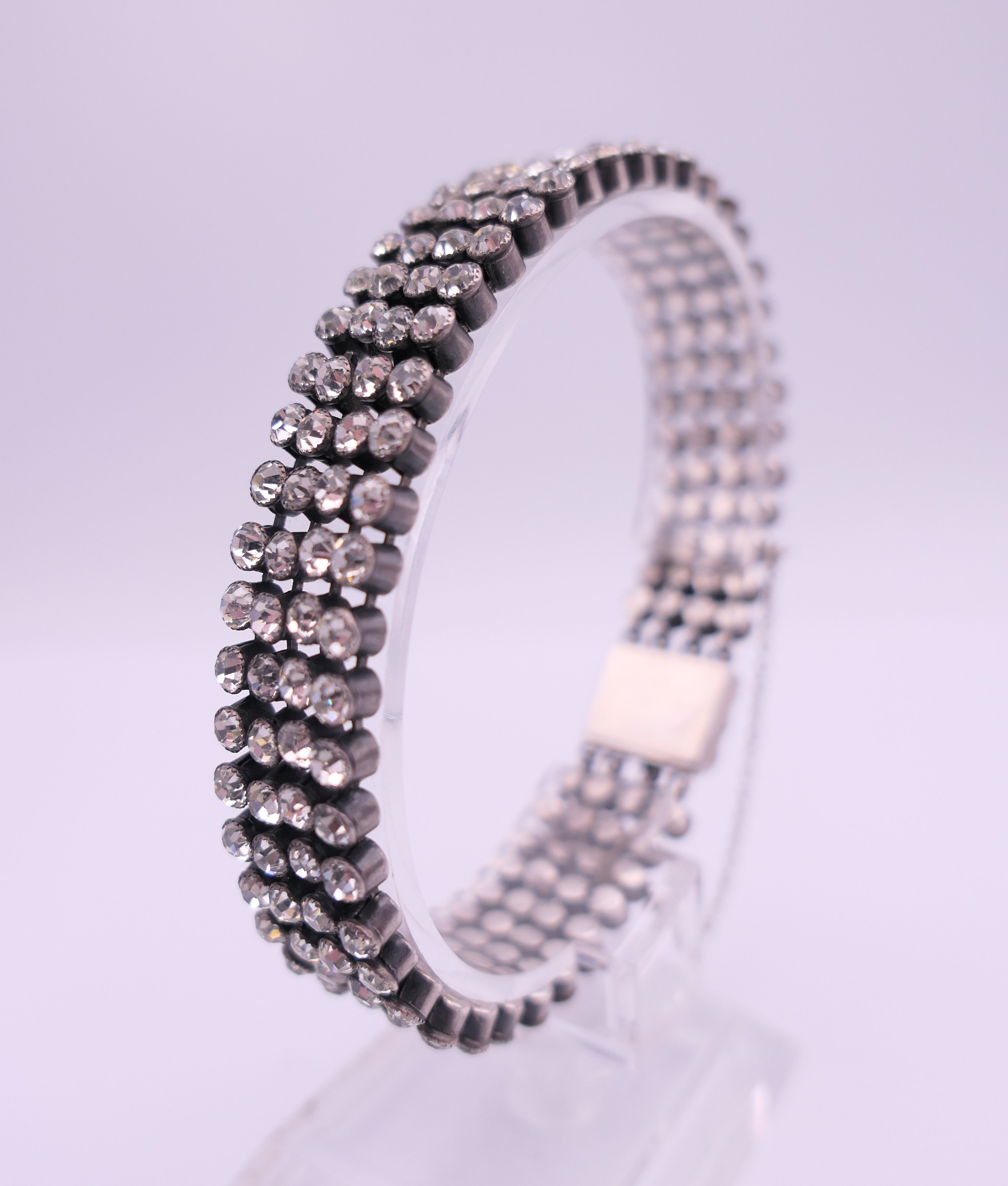 A quantity of various costume jewellery, including matching necklace and bracelet. - Image 3 of 12