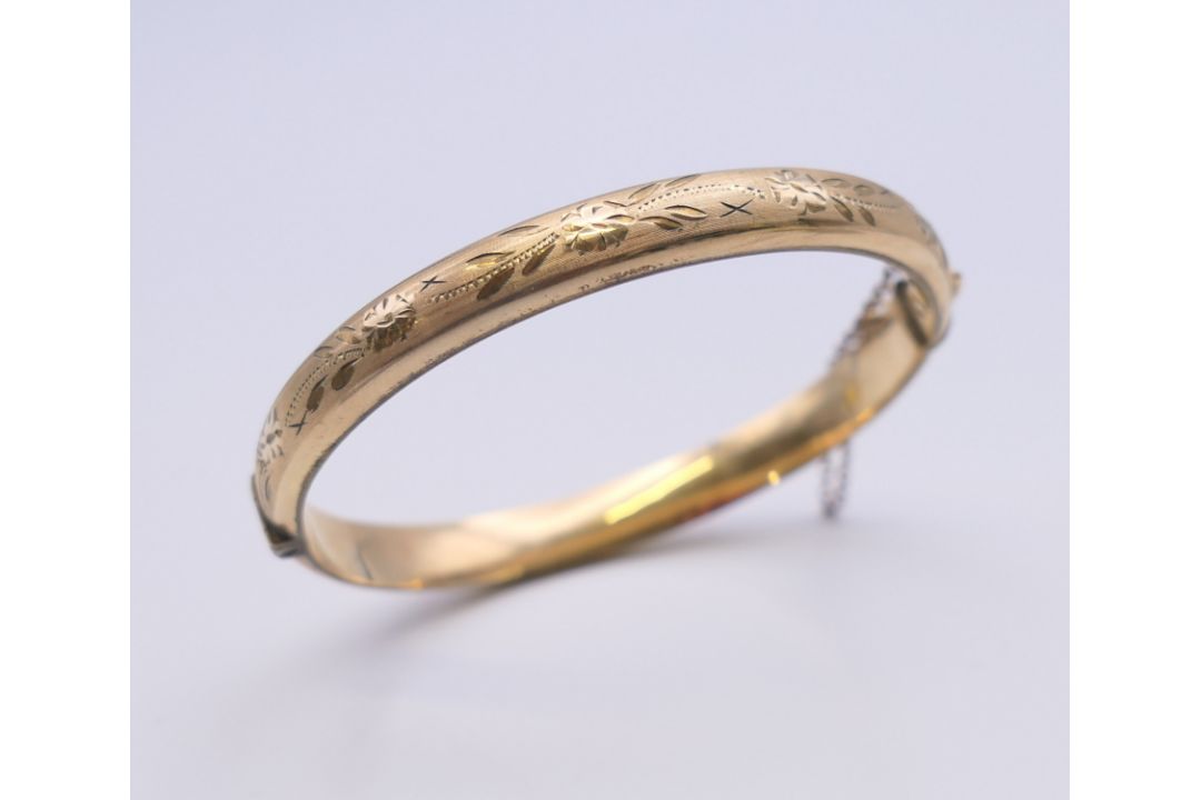 A 1/5th 9 ct rolled gold bangle form bracelet. 6.5 cm wide. 11 grammes total weight. - Image 6 of 8