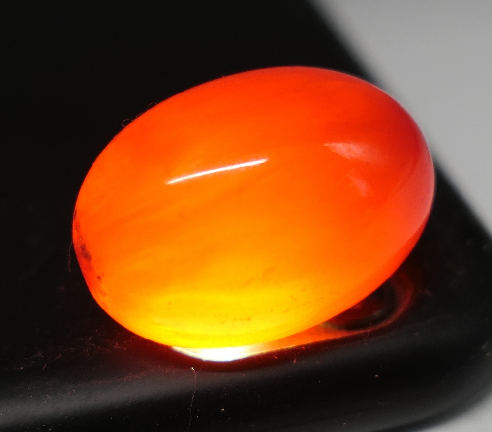 An amber bead necklace (approximately 38 cm long) and a quantity of cherry amber beads. - Image 7 of 9