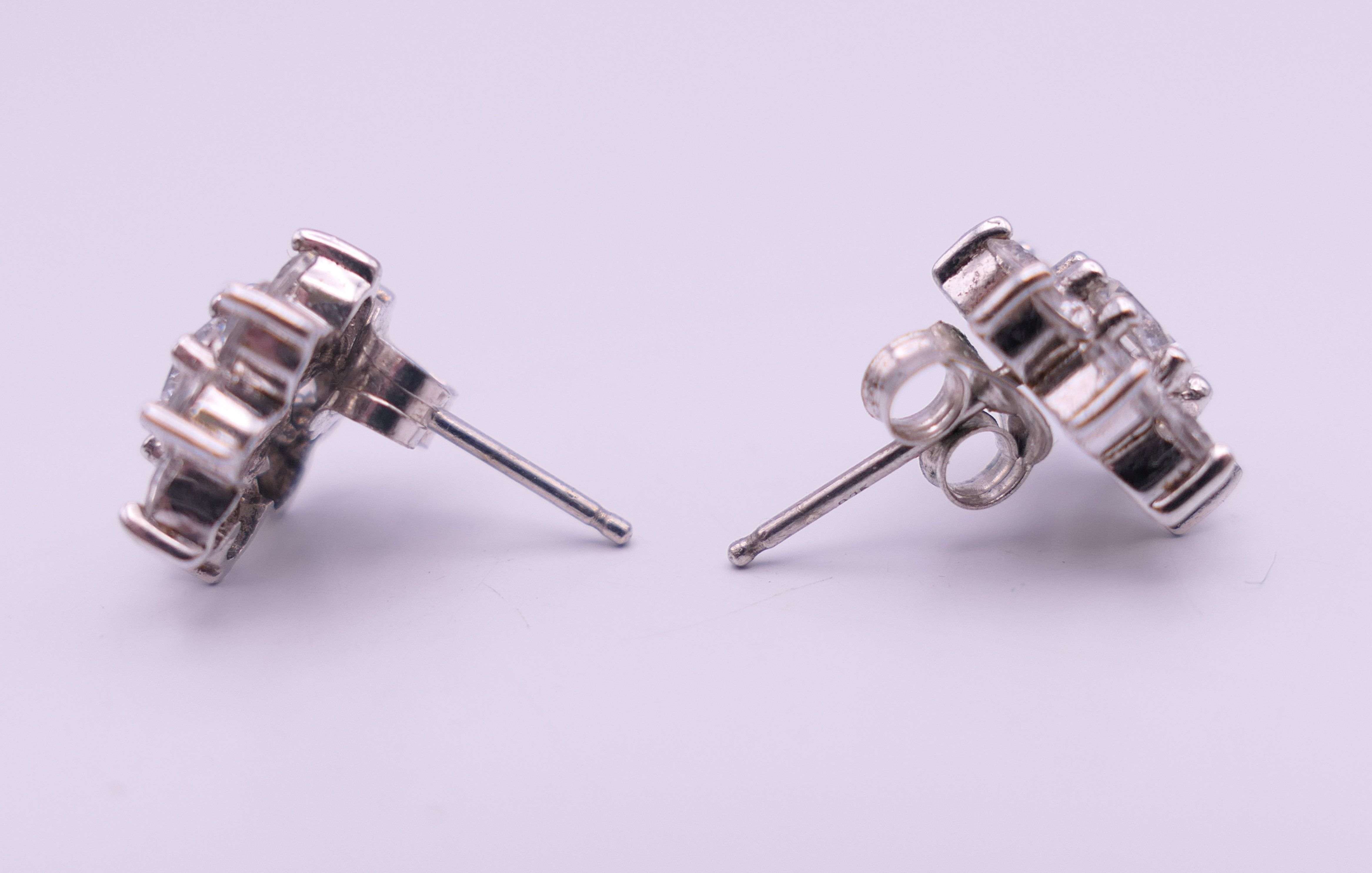 A small quantity of miscellaneous jewellery including earrings, cufflinks, necklaces, - Image 17 of 21