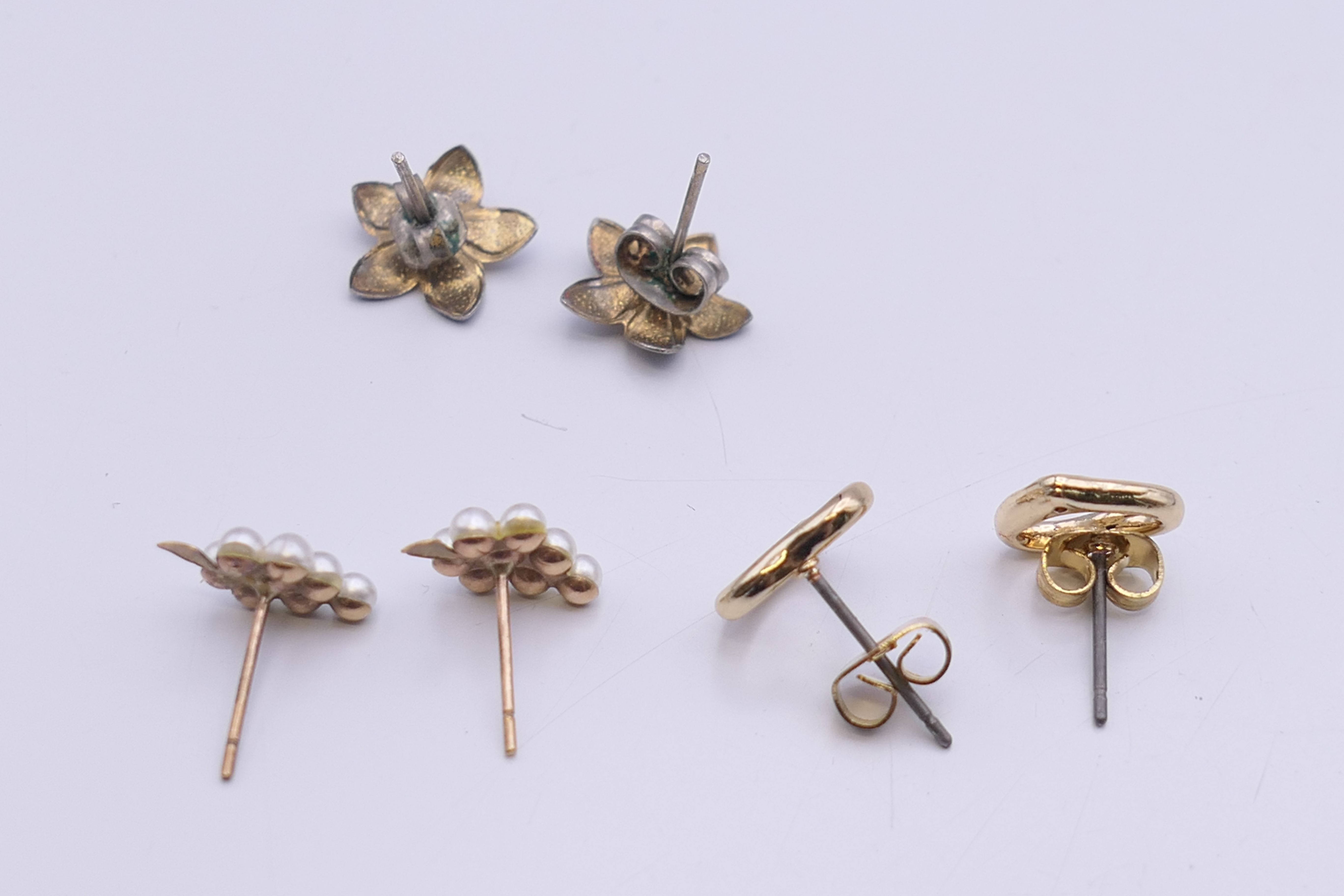 A small quantity of miscellaneous jewellery including earrings, cufflinks, necklaces, - Image 21 of 21