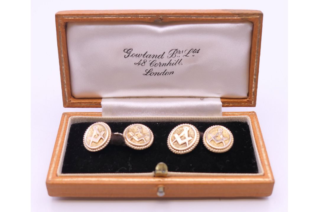 A vintage pair of Masonic rose gold backed cufflinks, boxed. 6.2 grammes total weight. - Image 2 of 5