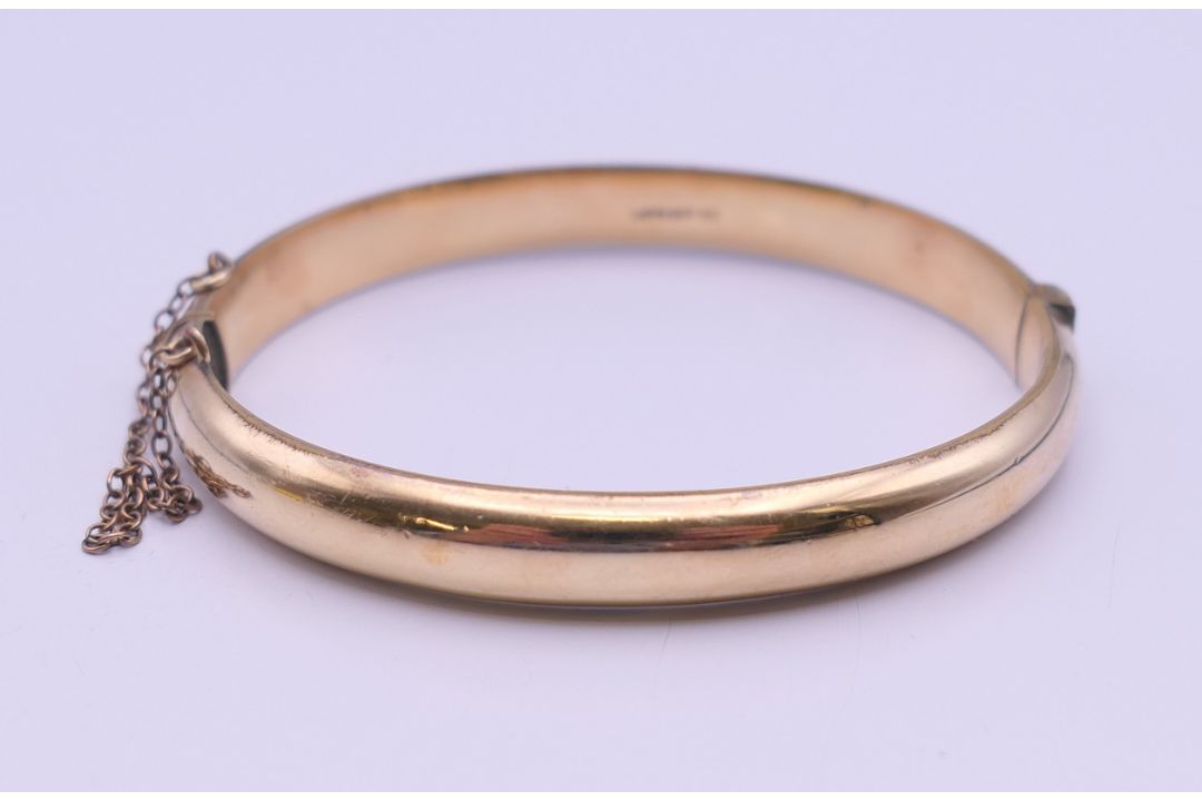 A 1/5th 9 ct rolled gold bangle form bracelet. 6.5 cm wide. 11 grammes total weight. - Image 4 of 8