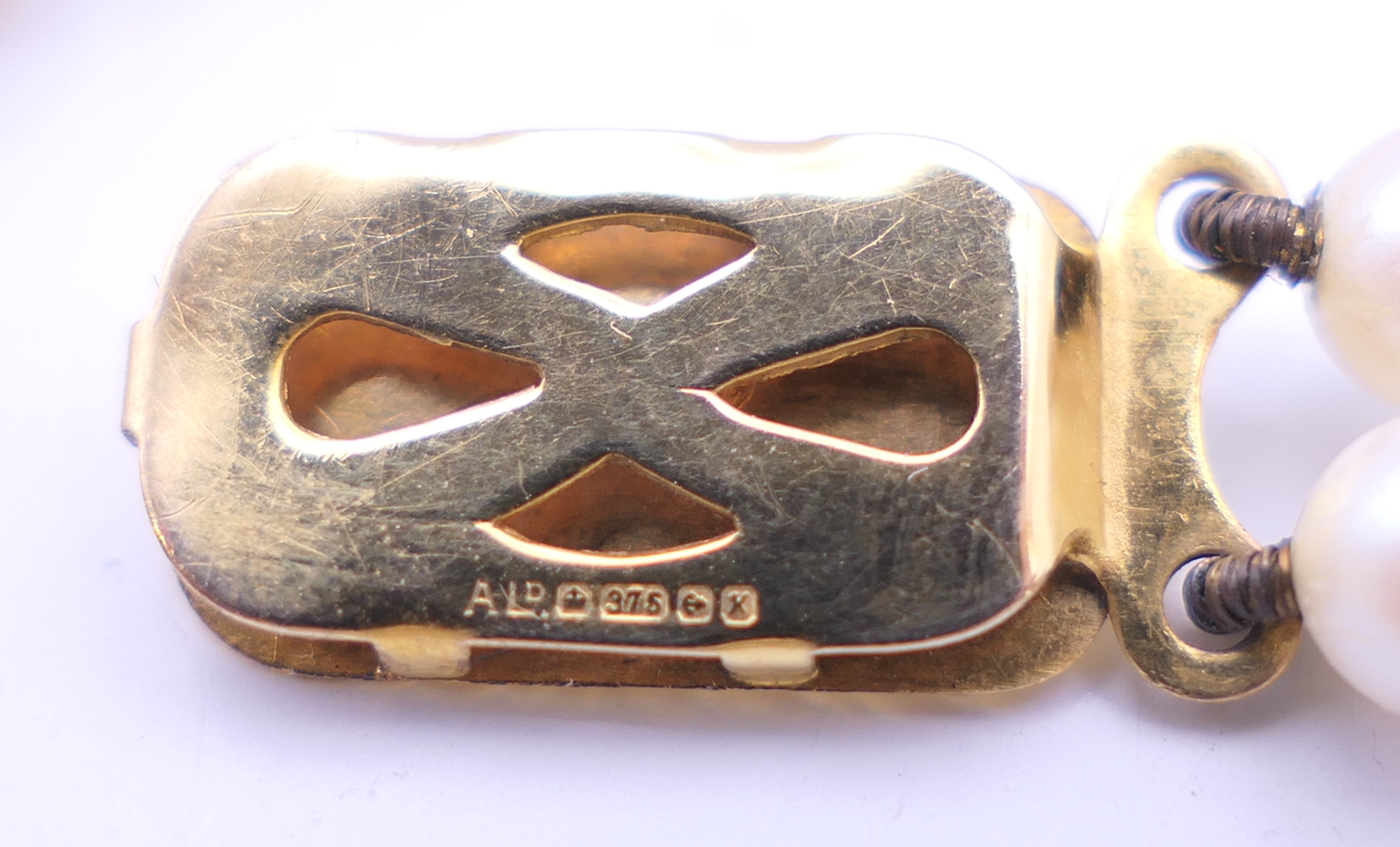 A two strand pearl necklace with 9 ct gold clasp. 33 cm long. - Image 4 of 5