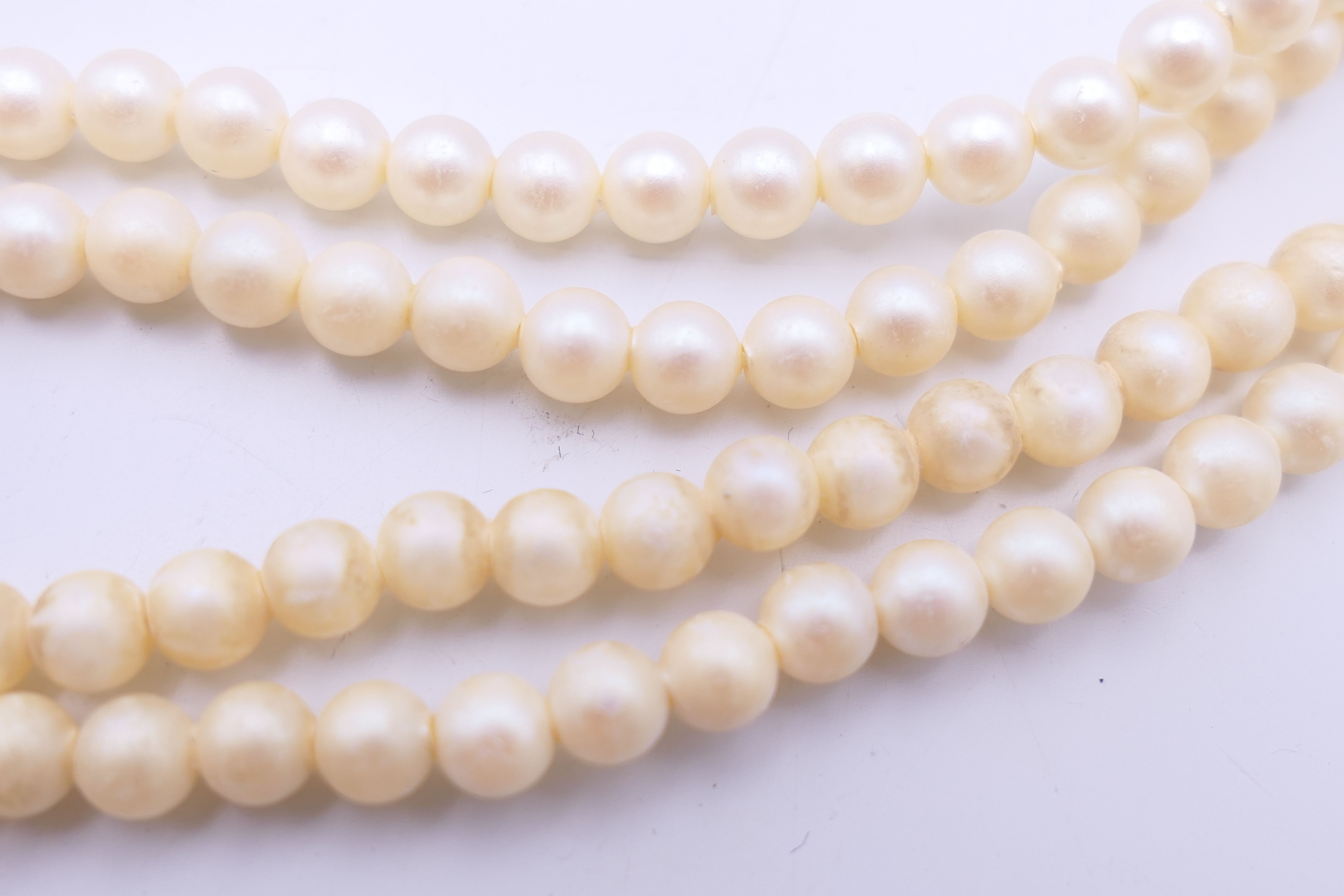 A two strand pearl necklace with 9 ct gold clasp. 33 cm long. - Image 3 of 5
