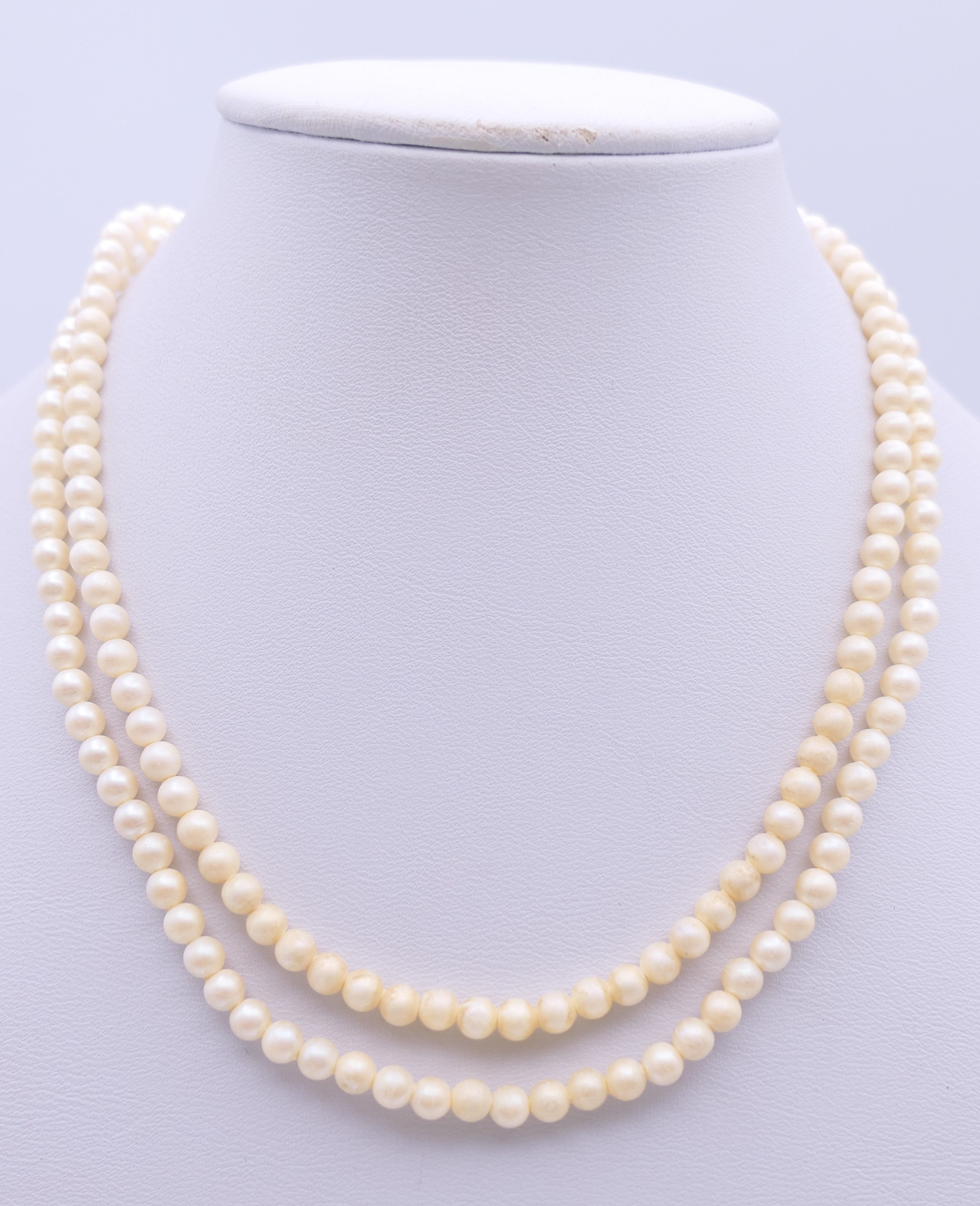 A two strand pearl necklace with 9 ct gold clasp. 33 cm long. - Image 5 of 5